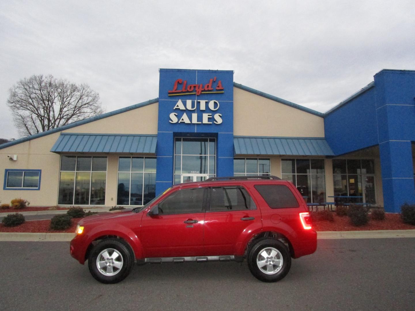 2010 RED /Tan / Cloth Ford Escape XLT FWD (1FMCU0D77AK) with an 2.5L L4 DOHC 16V engine, 6-Speed Automatic transmission, located at 1814 Albert Pike Road, Hot Springs, AR, 71913, (501) 623-1717, 34.494228, -93.094070 - Photo#0