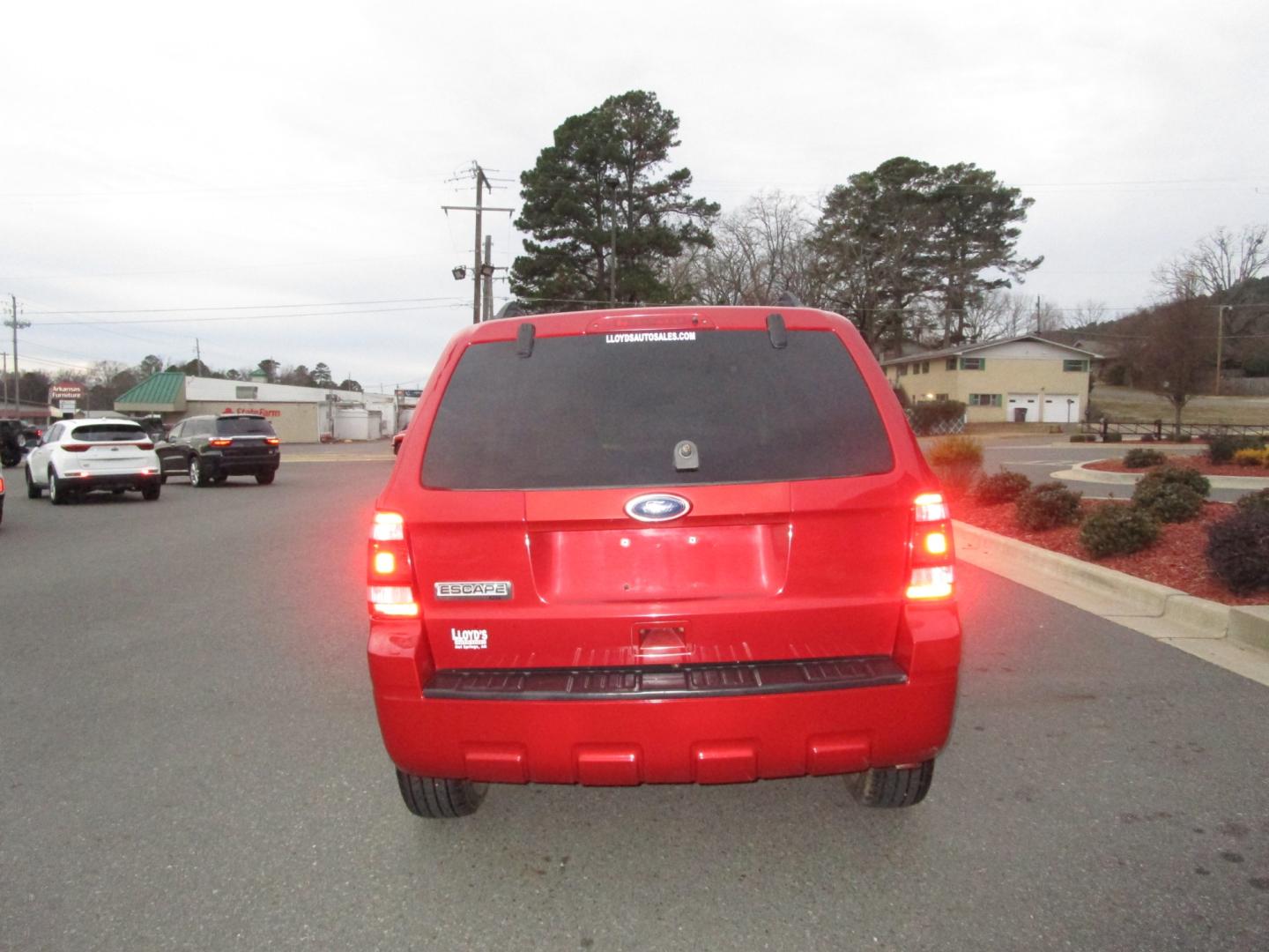 2010 RED /Tan / Cloth Ford Escape XLT FWD (1FMCU0D77AK) with an 2.5L L4 DOHC 16V engine, 6-Speed Automatic transmission, located at 1814 Albert Pike Road, Hot Springs, AR, 71913, (501) 623-1717, 34.494228, -93.094070 - Photo#4