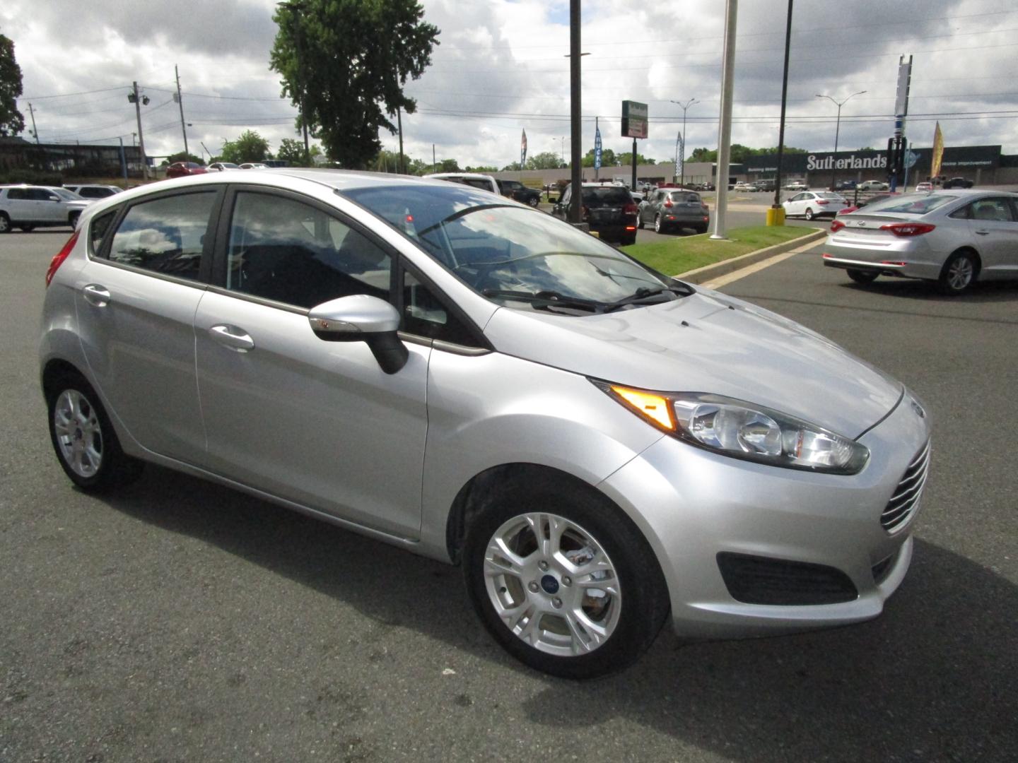 2014 SILVER /Gray/Cloth Ford Fiesta SE Hatchback (3FADP4EJ4EM) with an 1.6L L4 DOHC 16V engine, 4-Speed Automatic Overdrive transmission, located at 1814 Albert Pike Road, Hot Springs, AR, 71913, (501) 623-1717, 34.494228, -93.094070 - Photo#3