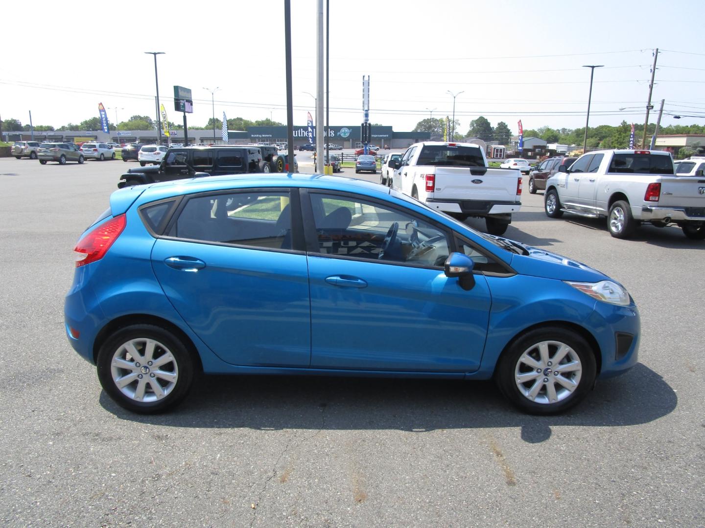 2013 Blue /Black / Cloth Ford Fiesta SE Hatchback (3FADP4EJ8DM) with an 1.6L L4 DOHC 16V engine, 5 SPEED AUTOMATIC transmission, located at 1814 Albert Pike Road, Hot Springs, AR, 71913, (501) 623-1717, 34.494228, -93.094070 - Photo#2