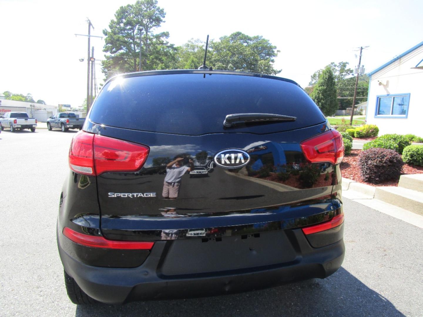 2016 BLACK /Black / Cloth Kia Sportage LX FWD (KNDPB3AC4G7) with an 2.4L V6 DOHC 24V engine, 6-Speed Automatic transmission, located at 1814 Albert Pike Road, Hot Springs, AR, 71913, (501) 623-1717, 34.494228, -93.094070 - Photo#4