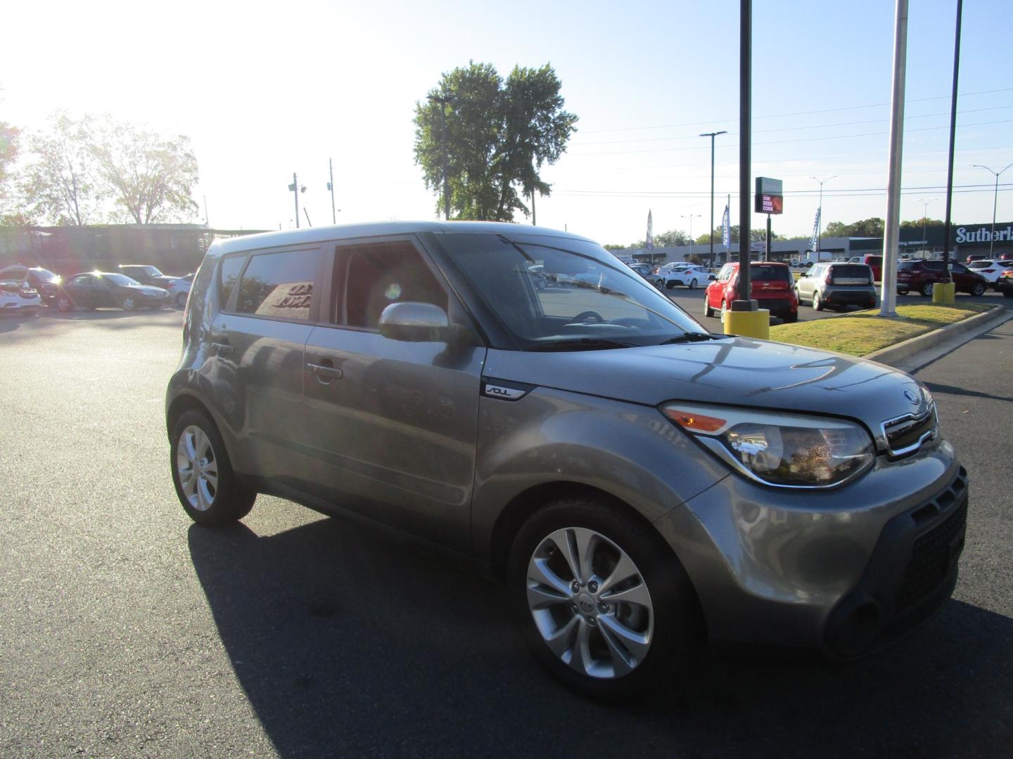 2015 GRAY /Gray / Cloth Kia Soul + (KNDJP3A54F7) with an 2.0L L4 DOHC 16V engine, 6-Speed Automatic transmission, located at 1814 Albert Pike Road, Hot Springs, AR, 71913, (501) 623-1717, 34.494228, -93.094070 - Photo#4