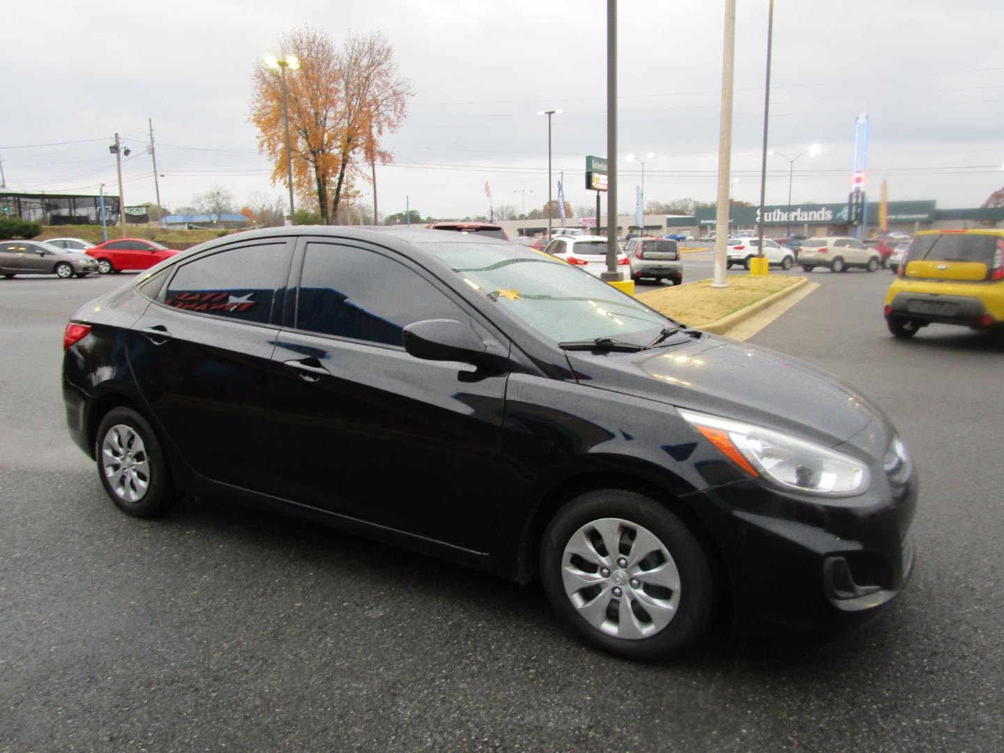 2016 BLACK /Gray / Cloth Hyundai Accent SE 4-Door 6A (KMHCT4AE0GU) with an 1.6L L4 DOHC 16V engine, 6A transmission, located at 1814 Albert Pike Road, Hot Springs, AR, 71913, (501) 623-1717, 34.494228, -93.094070 - Photo#3