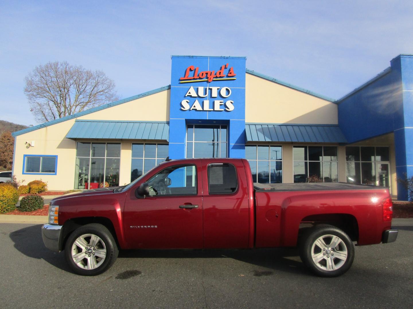 2013 MAROON /Black / Cloth Chevrolet Silverado 1500 LT Ext. Cab Long Box 2WD (1GCRCSEA4DZ) with an 4.8L V8 OHV 16V engine, 4-Speed Automatic transmission, located at 1814 Albert Pike Road, Hot Springs, AR, 71913, (501) 623-1717, 34.494228, -93.094070 - Photo#0