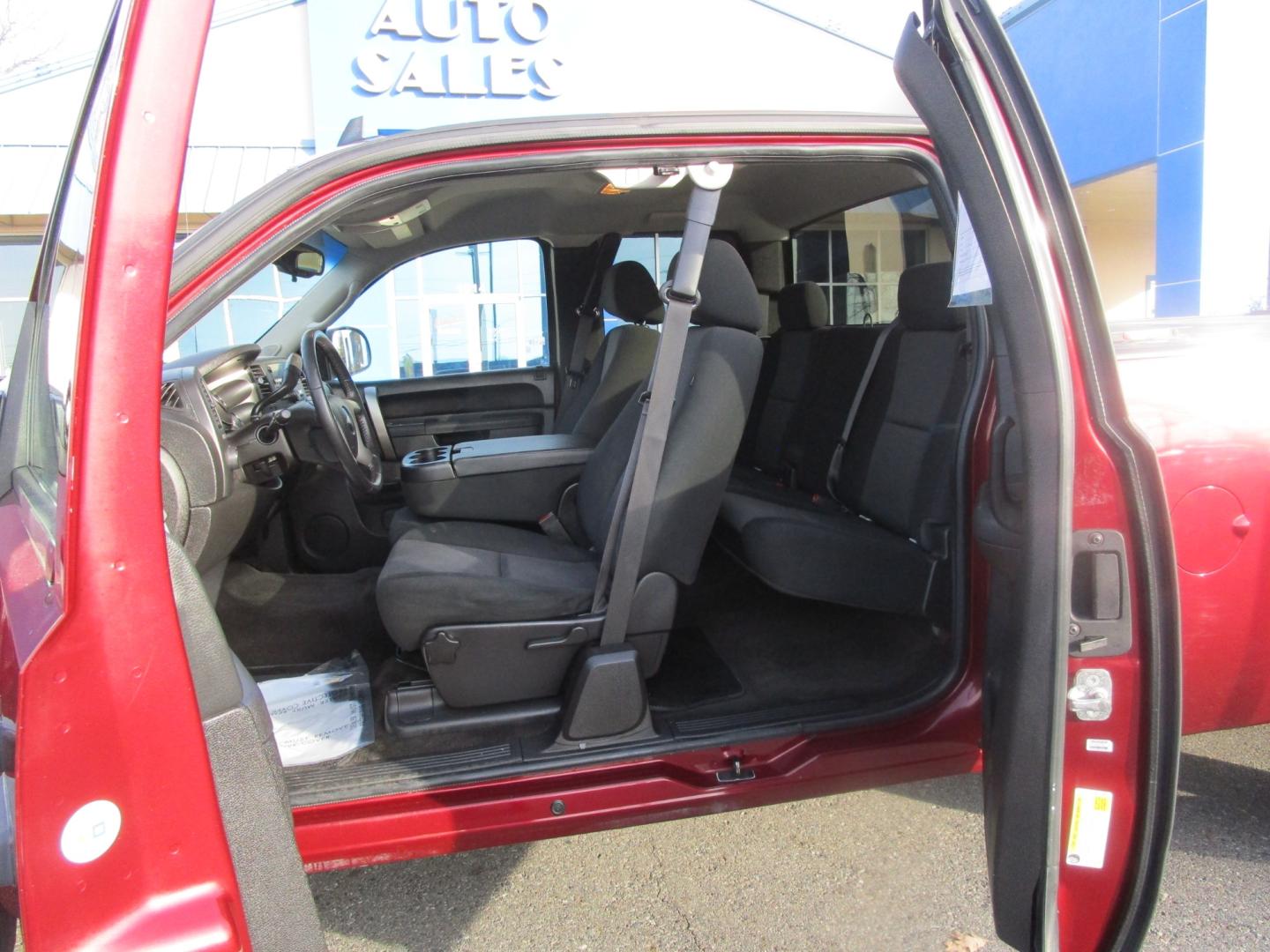 2013 MAROON /Black / Cloth Chevrolet Silverado 1500 LT Ext. Cab Long Box 2WD (1GCRCSEA4DZ) with an 4.8L V8 OHV 16V engine, 4-Speed Automatic transmission, located at 1814 Albert Pike Road, Hot Springs, AR, 71913, (501) 623-1717, 34.494228, -93.094070 - Photo#5