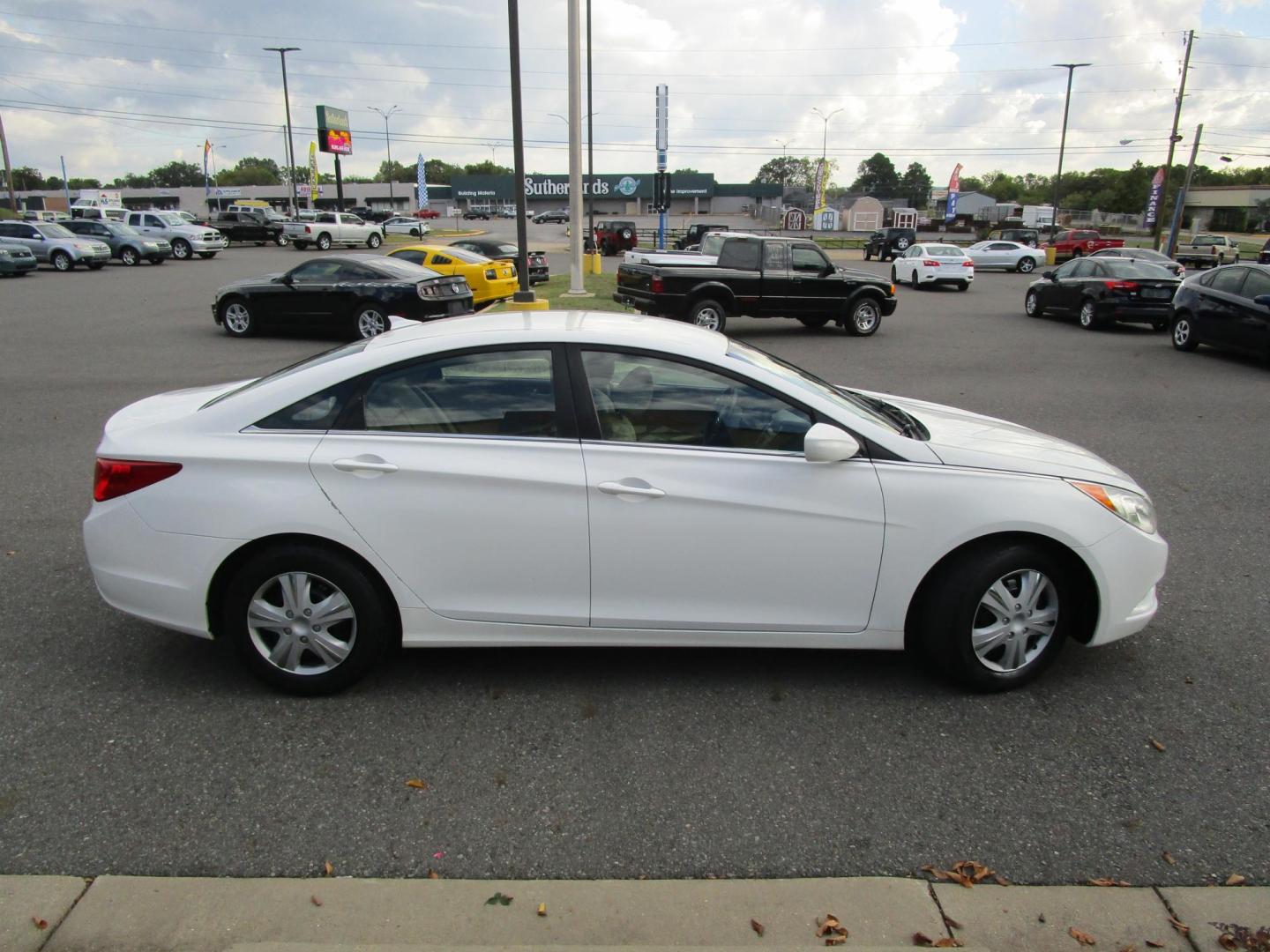 2012 WHITE /Tan / Cloth Hyundai Sonata GLS Manual (5NPEB4AC9CH) with an 2.4L L4 DOHC 16V engine, 6-Speed Manual transmission, located at 1814 Albert Pike Road, Hot Springs, AR, 71913, (501) 623-1717, 34.494228, -93.094070 - Photo#2