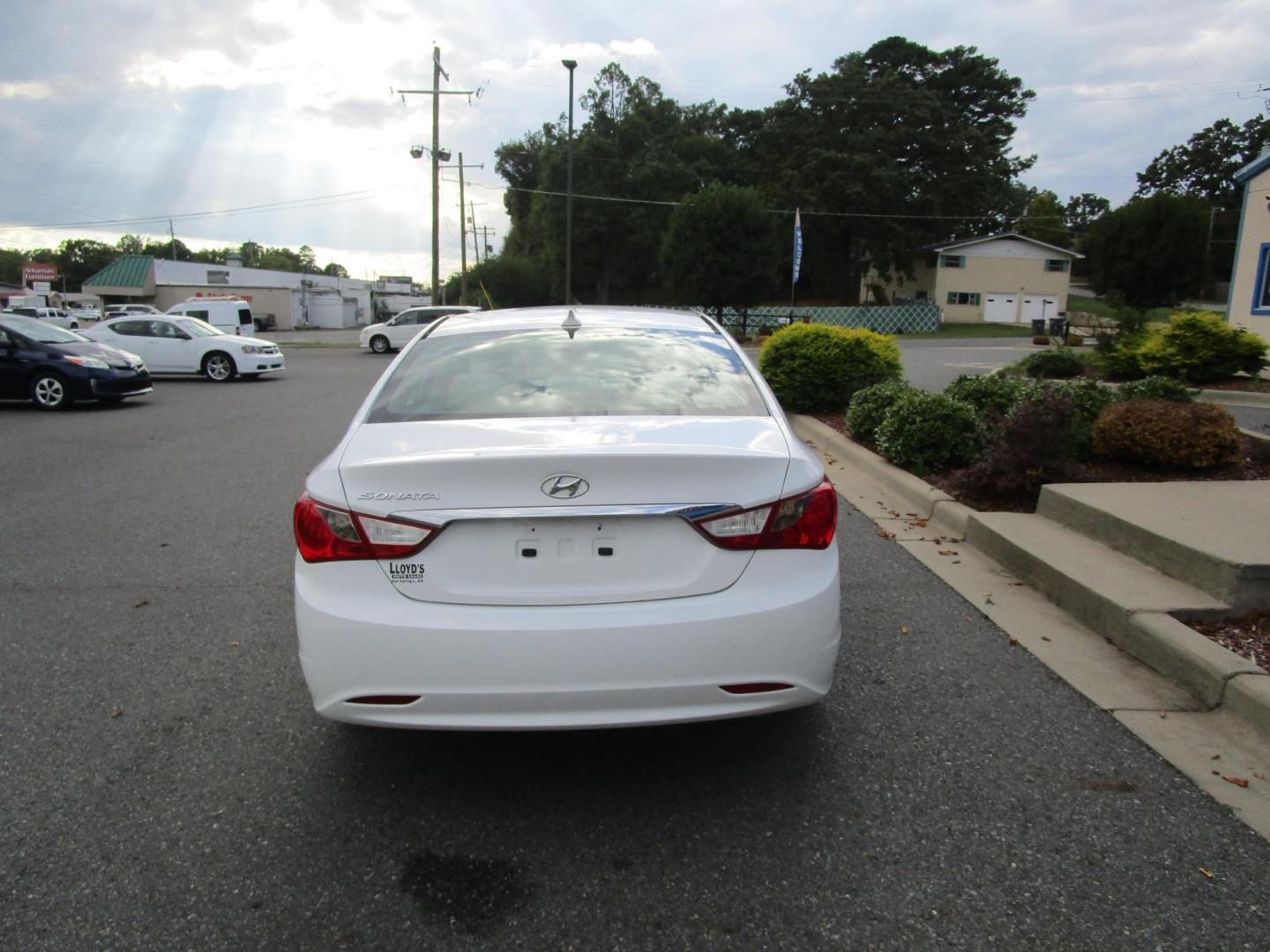 2012 WHITE /Tan / Cloth Hyundai Sonata GLS Manual (5NPEB4AC9CH) with an 2.4L L4 DOHC 16V engine, 6-Speed Manual transmission, located at 1814 Albert Pike Road, Hot Springs, AR, 71913, (501) 623-1717, 34.494228, -93.094070 - Photo#3