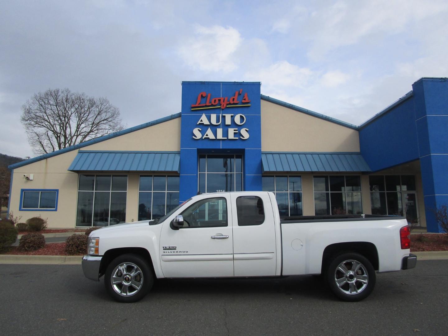 2013 WHITE /Tan / Cloth Chevrolet Silverado 1500 LT Ext. Cab 2WD (1GCRCSE04DZ) with an 5.3L V8 OHV 16V FFV engine, located at 1814 Albert Pike Road, Hot Springs, AR, 71913, (501) 623-1717, 34.494228, -93.094070 - Photo#0