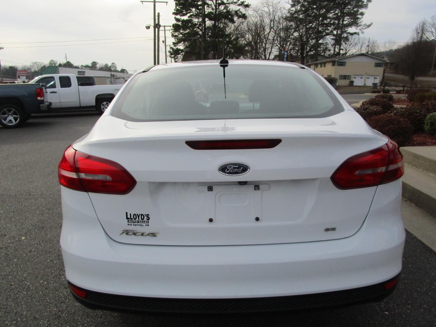 2017 WHITE /Gray / Cloth Ford Focus SE Sedan (1FADP3F28HL) with an 2.0L L4 DOHC 16V engine, located at 1814 Albert Pike Road, Hot Springs, AR, 71913, (501) 623-1717, 34.494228, -93.094070 - Photo#4