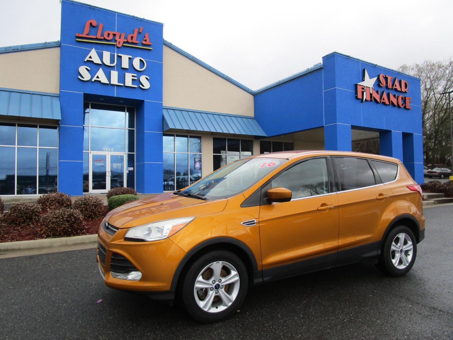 2016 Orange /Tan / Cloth Ford Escape SE 4WD (1FMCU9GX0GU) with an 1.6L L4 DOHC 16V engine, 6-Speed Automatic transmission, located at 1814 Albert Pike Road, Hot Springs, AR, 71913, (501) 623-1717, 34.494228, -93.094070 - Photo#1