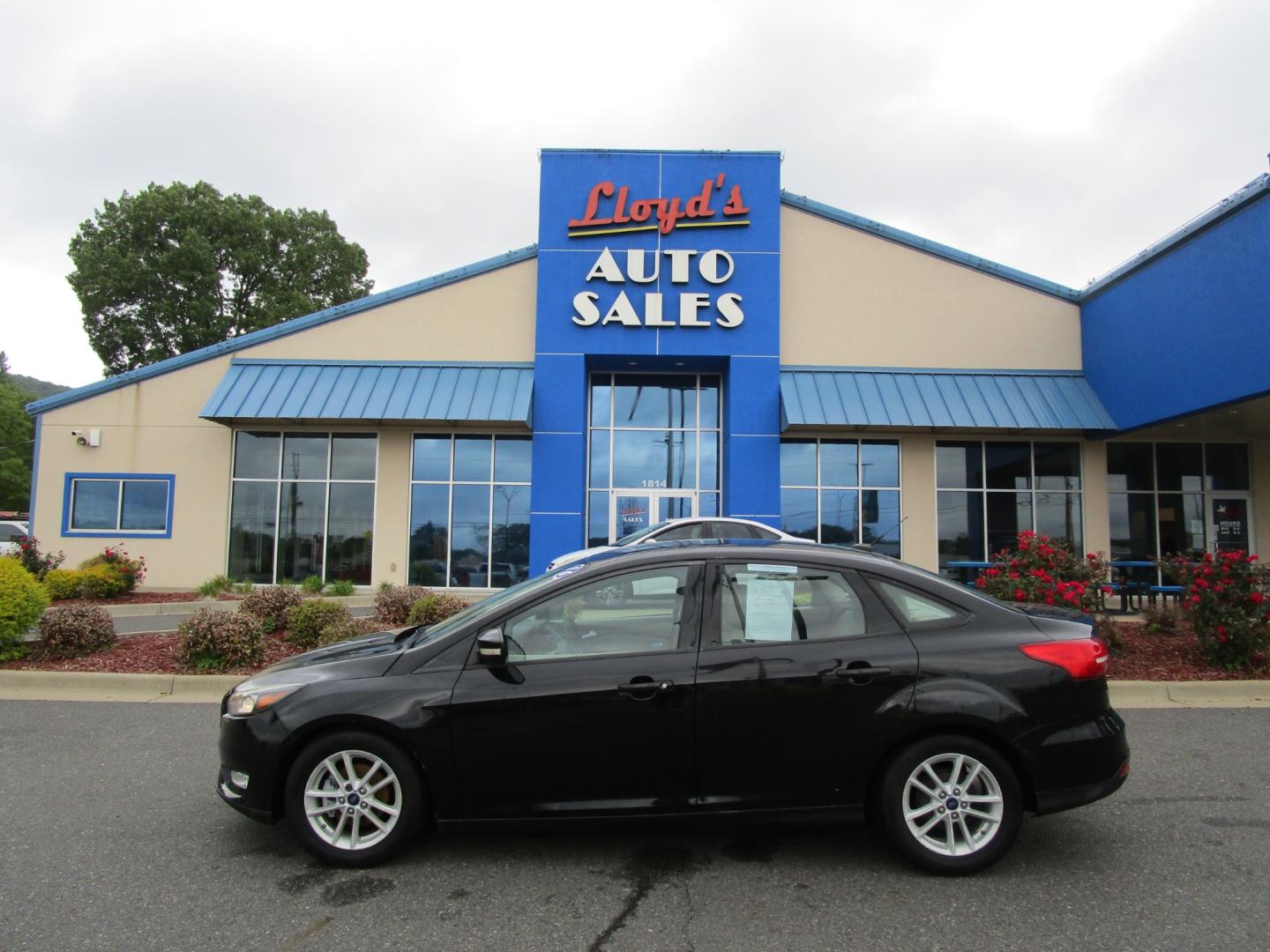 2016 BLACK /Gray / Cloth Ford Focus SE Sedan (1FADP3F22GL) with an 2.0L L4 DOHC 16V engine, located at 1814 Albert Pike Road, Hot Springs, AR, 71913, (501) 623-1717, 34.494228, -93.094070 - Photo#0