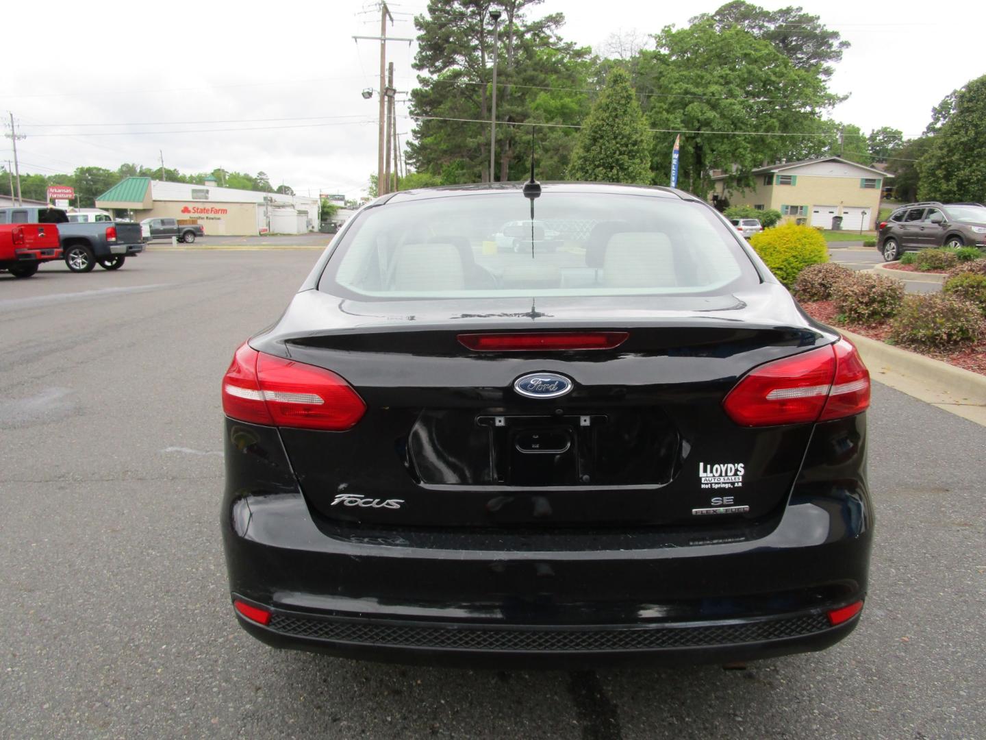 2016 BLACK /Gray / Cloth Ford Focus SE Sedan (1FADP3F22GL) with an 2.0L L4 DOHC 16V engine, located at 1814 Albert Pike Road, Hot Springs, AR, 71913, (501) 623-1717, 34.494228, -93.094070 - Photo#4