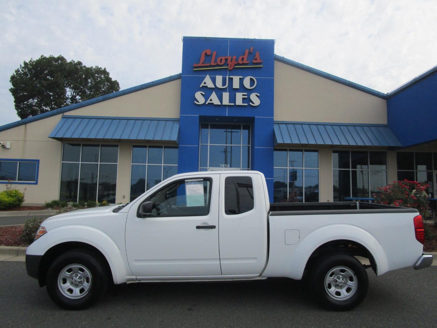 2010 WHITE Nissan Frontier SE King Cab 2WD (1N6BD0CT5AC) with an 2.5L L4 DOHC 16V engine, located at 1814 Albert Pike Road, Hot Springs, AR, 71913, (501) 623-1717, 34.494228, -93.094070 - Photo#0