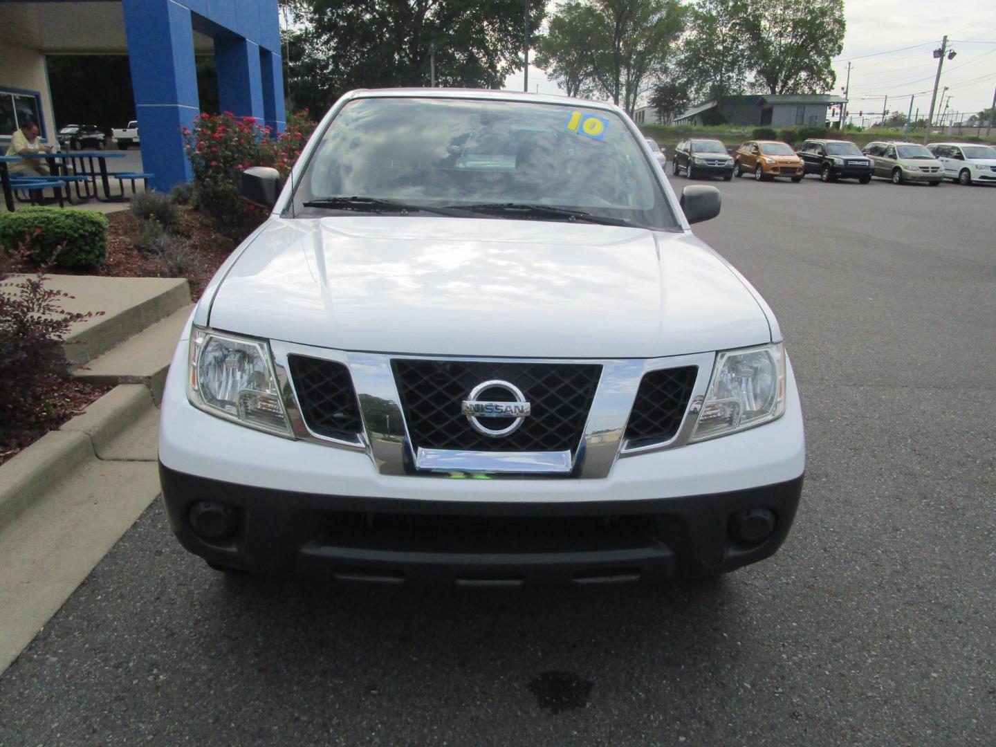 2010 WHITE Nissan Frontier SE King Cab 2WD (1N6BD0CT5AC) with an 2.5L L4 DOHC 16V engine, located at 1814 Albert Pike Road, Hot Springs, AR, 71913, (501) 623-1717, 34.494228, -93.094070 - Photo#1