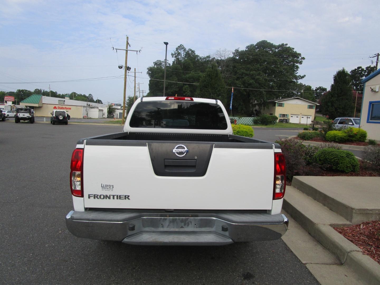 2010 WHITE Nissan Frontier SE King Cab 2WD (1N6BD0CT5AC) with an 2.5L L4 DOHC 16V engine, located at 1814 Albert Pike Road, Hot Springs, AR, 71913, (501) 623-1717, 34.494228, -93.094070 - Photo#2