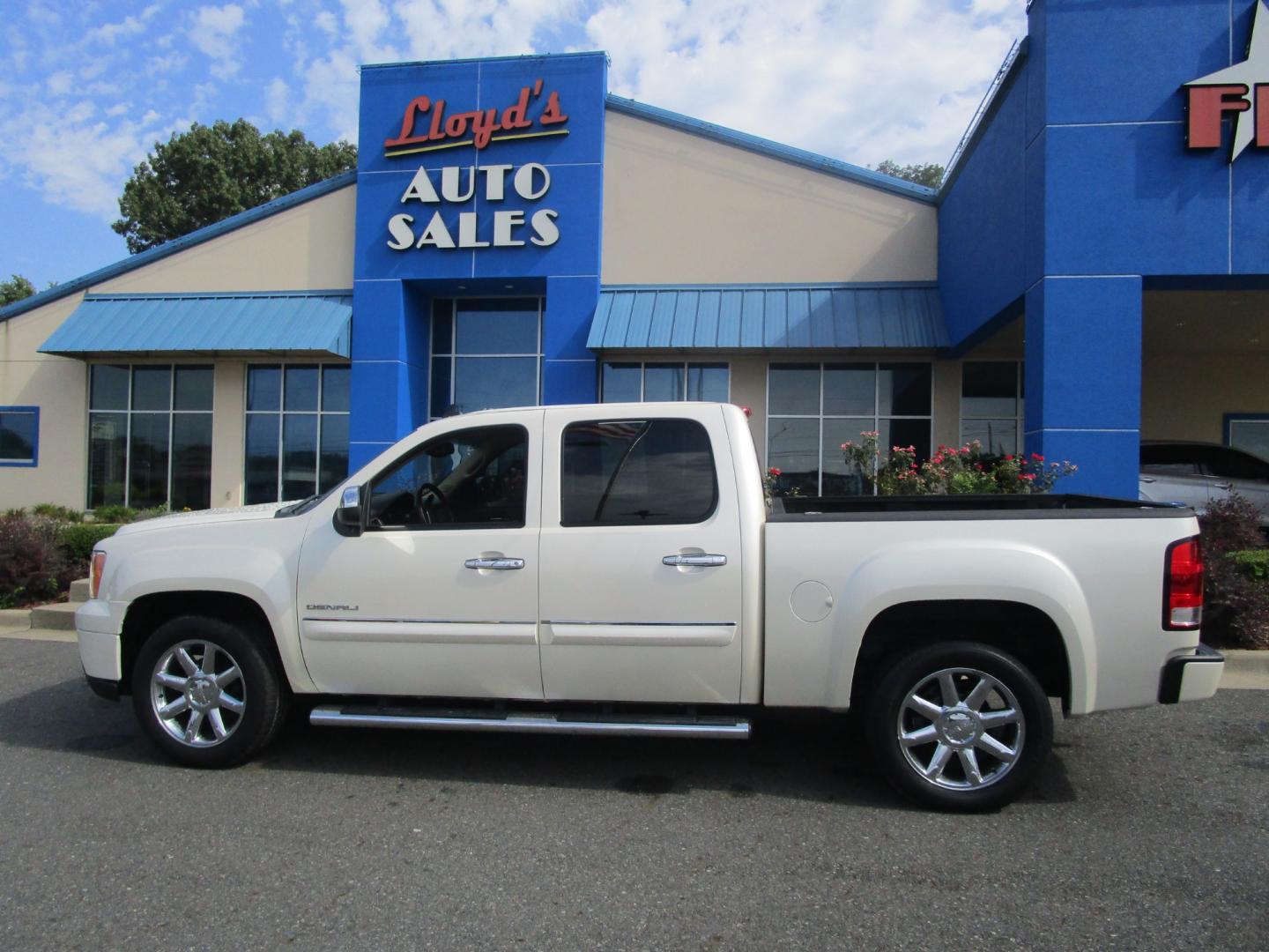 2013 CREAM GMC Sierra 1500 Denali Crew Cab AWD (3GTP2XE24DG) with an 6.2L V8 OHV 16V FFV engine, 6-Speed Automatic transmission, located at 1814 Albert Pike Road, Hot Springs, AR, 71913, (501) 623-1717, 34.494228, -93.094070 - Photo#0