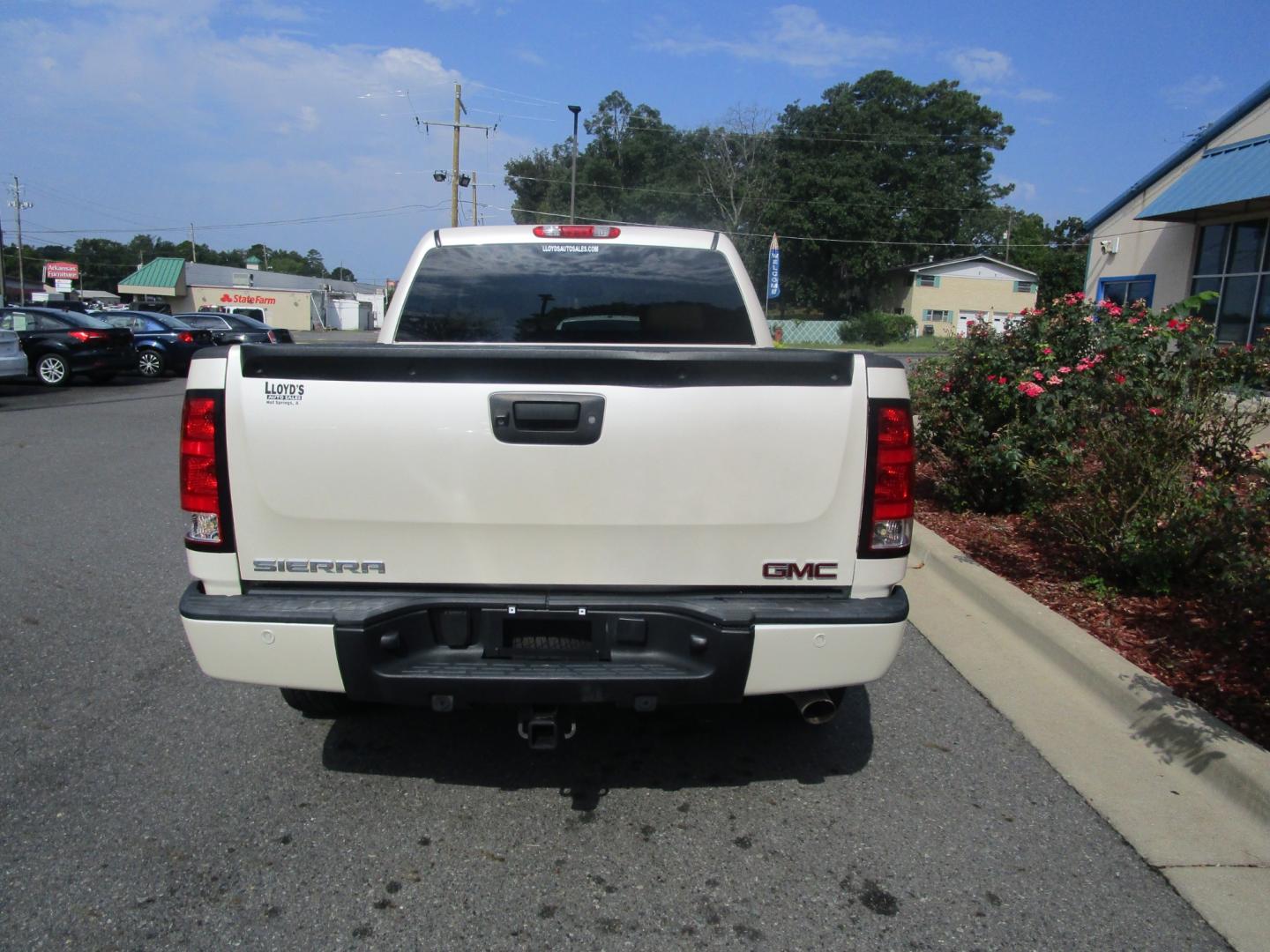 2013 CREAM GMC Sierra 1500 Denali Crew Cab AWD (3GTP2XE24DG) with an 6.2L V8 OHV 16V FFV engine, 6-Speed Automatic transmission, located at 1814 Albert Pike Road, Hot Springs, AR, 71913, (501) 623-1717, 34.494228, -93.094070 - Photo#2