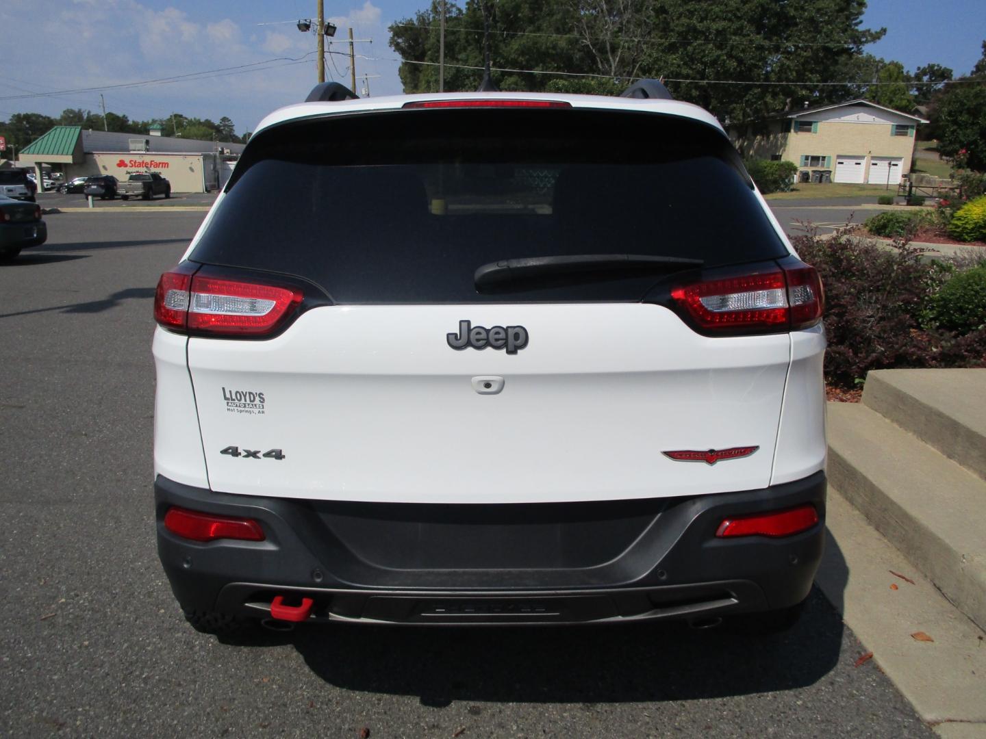 2018 WHITE Jeep Cherokee Trailhawk 4WD (1C4PJMBX3JD) with an 3.2L V6 DOHC 24V engine, 9A transmission, located at 1814 Albert Pike Road, Hot Springs, AR, 71913, (501) 623-1717, 34.494228, -93.094070 - Photo#6