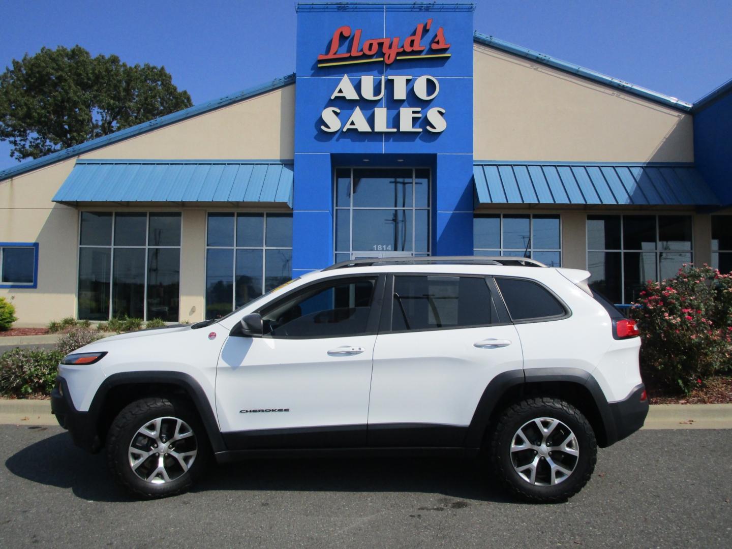 2018 WHITE Jeep Cherokee Trailhawk 4WD (1C4PJMBX3JD) with an 3.2L V6 DOHC 24V engine, 9A transmission, located at 1814 Albert Pike Road, Hot Springs, AR, 71913, (501) 623-1717, 34.494228, -93.094070 - Photo#0