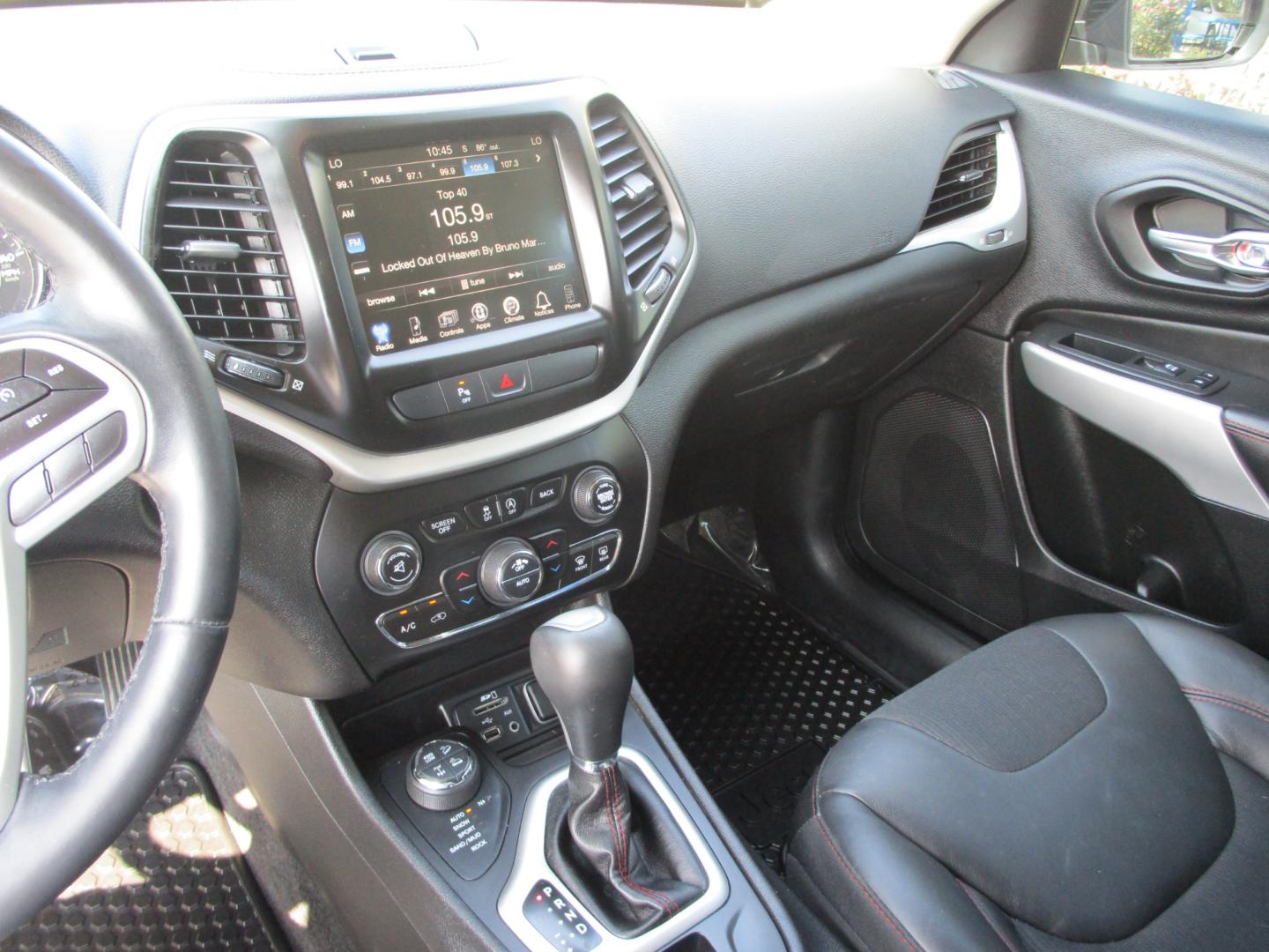 2018 WHITE Jeep Cherokee Trailhawk 4WD (1C4PJMBX3JD) with an 3.2L V6 DOHC 24V engine, 9A transmission, located at 1814 Albert Pike Road, Hot Springs, AR, 71913, (501) 623-1717, 34.494228, -93.094070 - Photo#1