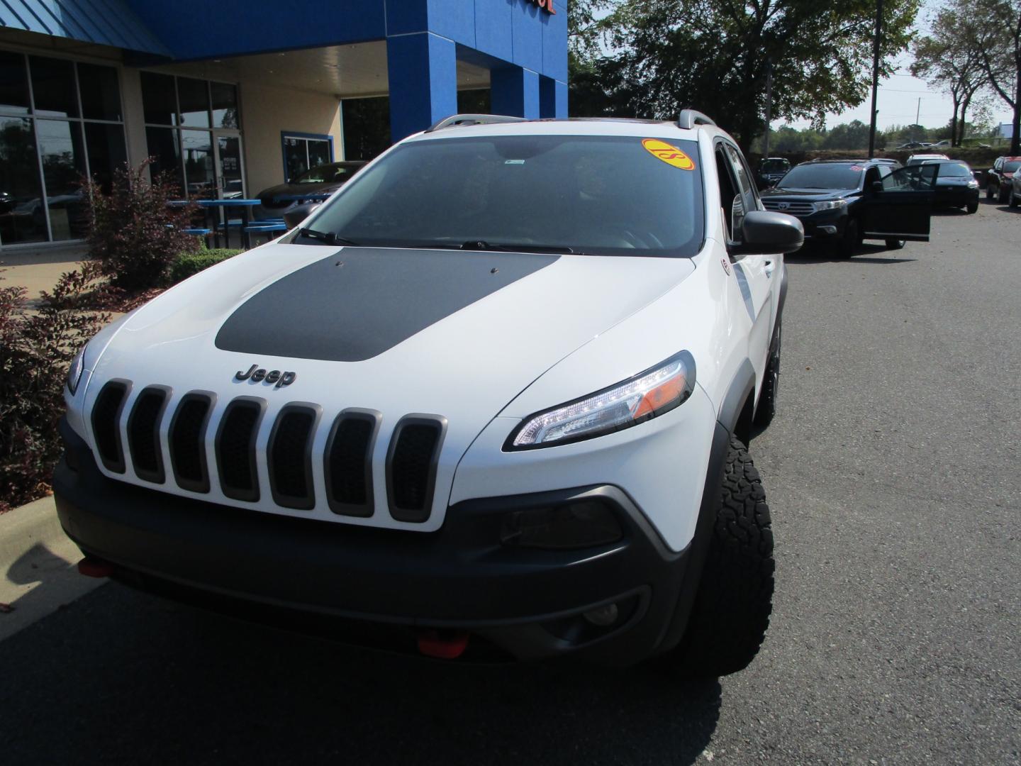 2018 WHITE Jeep Cherokee Trailhawk 4WD (1C4PJMBX3JD) with an 3.2L V6 DOHC 24V engine, 9A transmission, located at 1814 Albert Pike Road, Hot Springs, AR, 71913, (501) 623-1717, 34.494228, -93.094070 - Photo#4