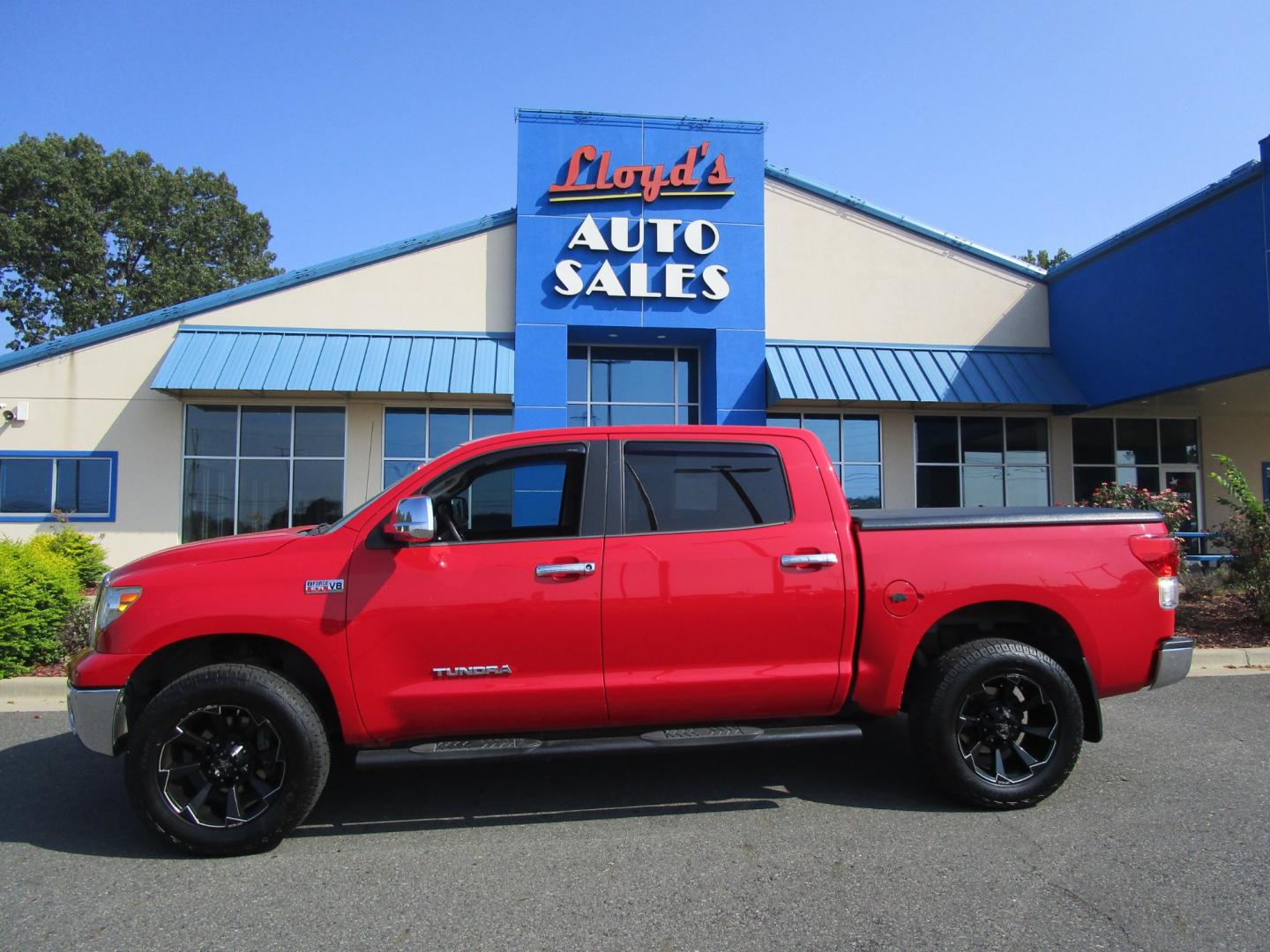 2013 RED Toyota Tundra Tundra-Grade CrewMax 5.7L FFV 4WD (5TFDW5F1XDX) with an 5.7L V8 DOHC 32V FFV engine, 6-Speed Automatic Overdrive transmission, located at 1814 Albert Pike Road, Hot Springs, AR, 71913, (501) 623-1717, 34.494228, -93.094070 - Photo#0