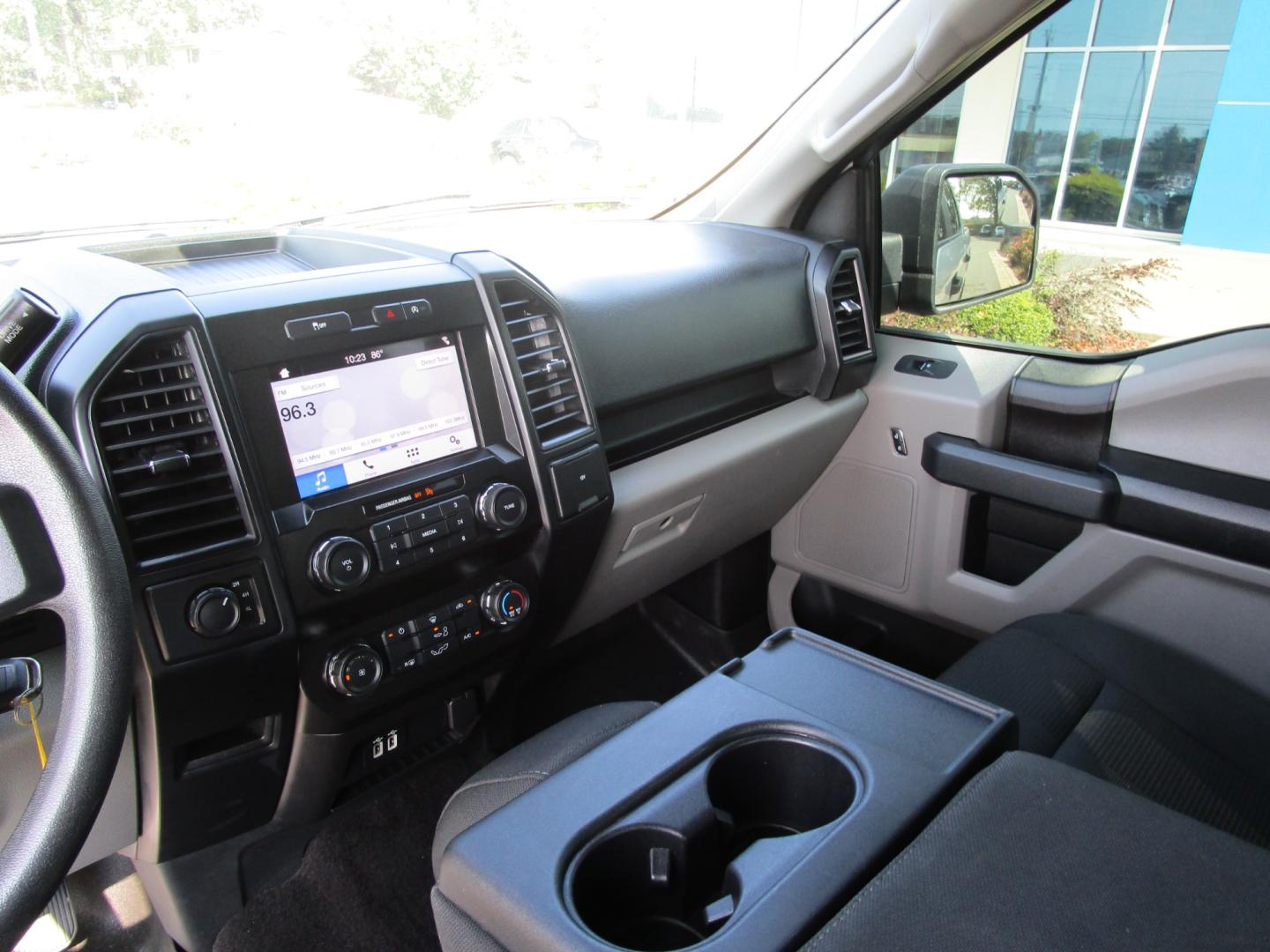 2019 WHITE /Gray / Cloth Ford F-150 XL SuperCrew 6.5-ft. Bed 4WD (1FTFW1E55KK) with an 5.0L V8 OHV 16V engine, 6A transmission, located at 1814 Albert Pike Road, Hot Springs, AR, 71913, (501) 623-1717, 34.494228, -93.094070 - ONE OWNER - Photo#3