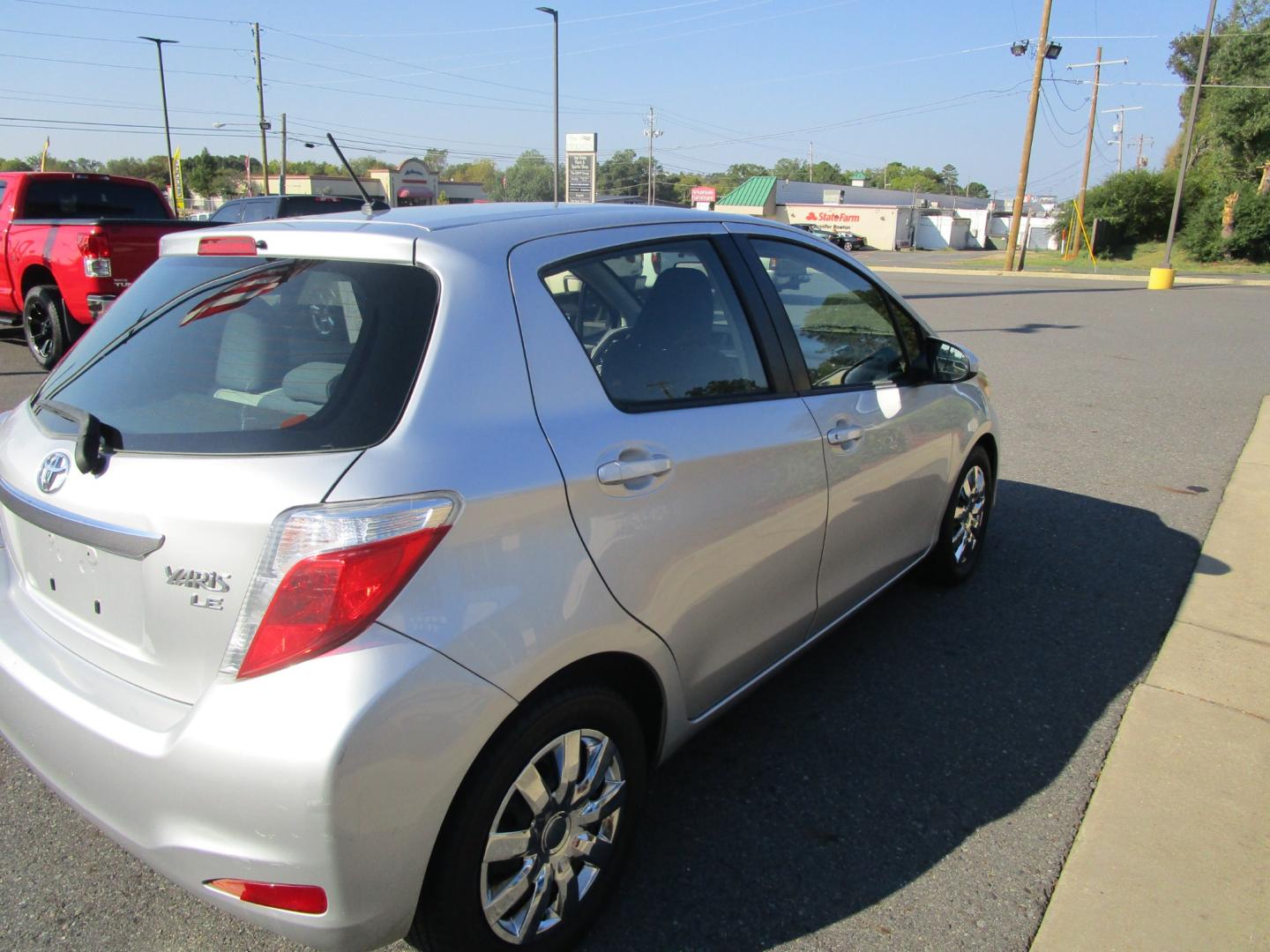 2014 SILVER Toyota Yaris LE 5-Door AT (JTDKTUD30ED) with an 1.5L L4 DOHC 16V engine, 4-Speed Automatic transmission, located at 1814 Albert Pike Road, Hot Springs, AR, 71913, (501) 623-1717, 34.494228, -93.094070 - Photo#5