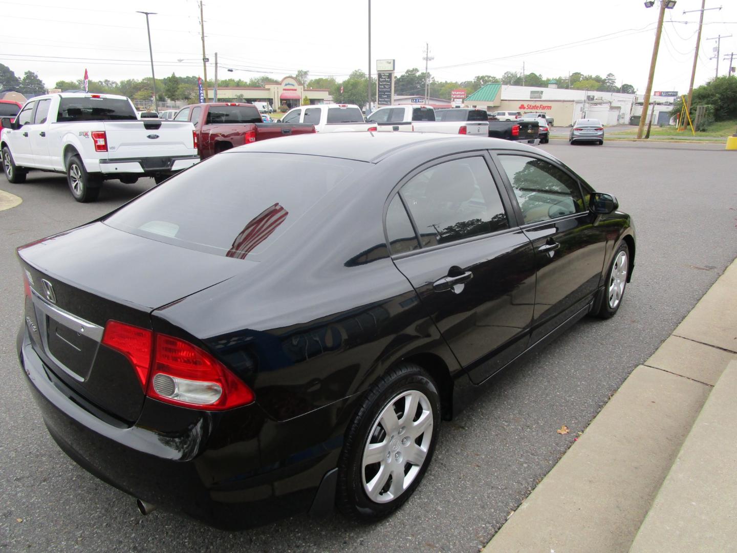 2009 BLACK Honda Civic LX Sedan 5-Speed AT (19XFA16509E) with an 1.8L L4 SOHC 16V engine, 5-Speed Automatic Overdrive transmission, located at 1814 Albert Pike Road, Hot Springs, AR, 71913, (501) 623-1717, 34.494228, -93.094070 - Photo#5