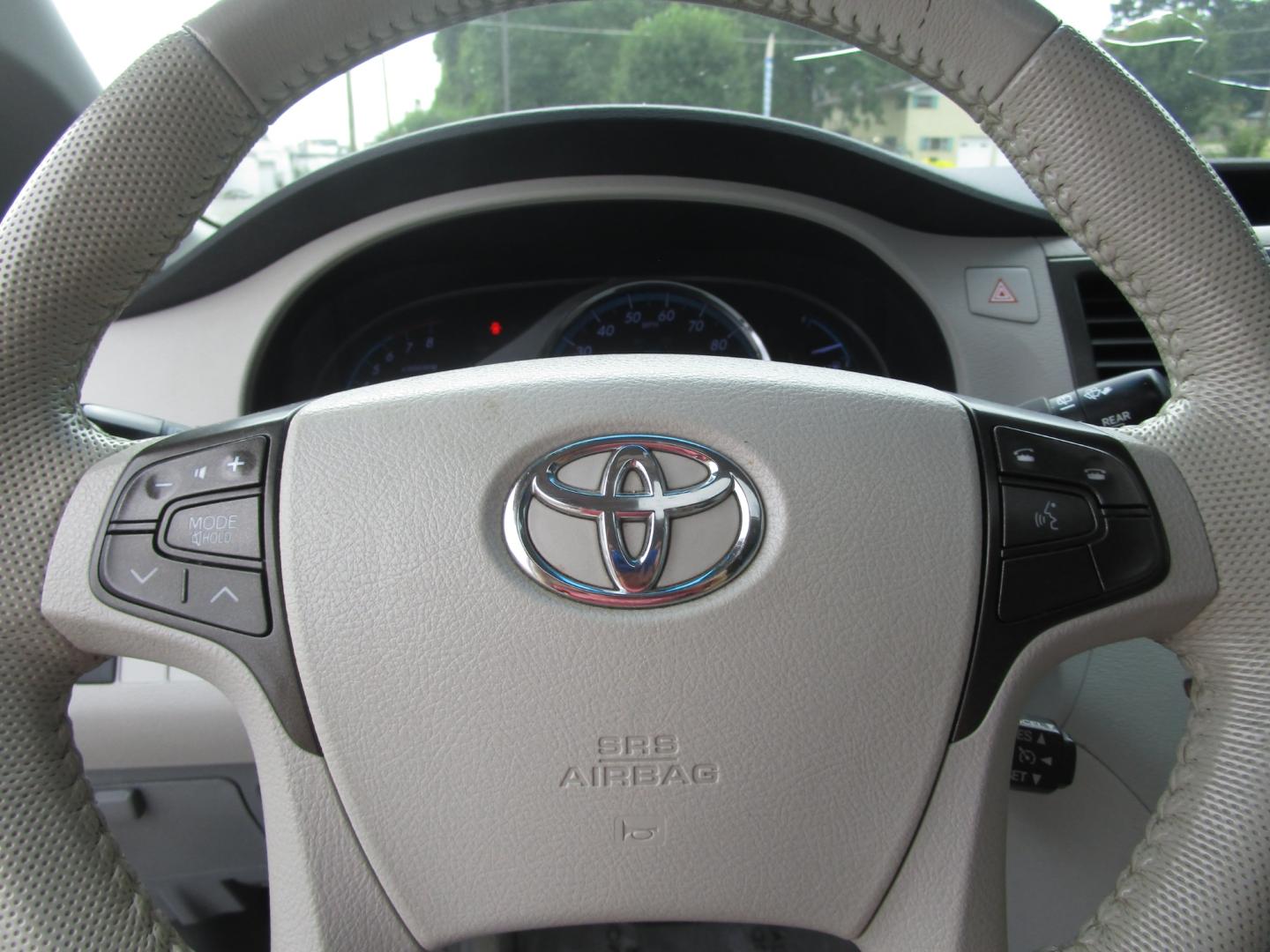 2011 WHITE /GRAY LEATHER Toyota Sienna Limited 7-Pass V6 (5TDYK3DC2BS) with an 3.5L V6 EFI DOHC 24V engine, 5-Speed Automatic transmission, located at 1814 Albert Pike Road, Hot Springs, AR, 71913, (501) 623-1717, 34.494228, -93.094070 - Photo#6