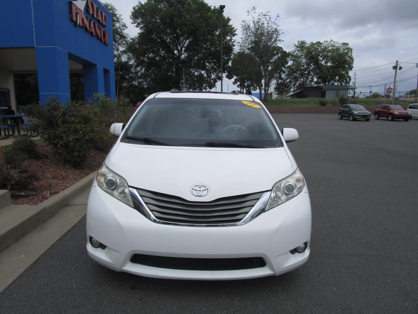 2011 WHITE /GRAY LEATHER Toyota Sienna Limited 7-Pass V6 (5TDYK3DC2BS) with an 3.5L V6 EFI DOHC 24V engine, 5-Speed Automatic transmission, located at 1814 Albert Pike Road, Hot Springs, AR, 71913, (501) 623-1717, 34.494228, -93.094070 - Photo#2