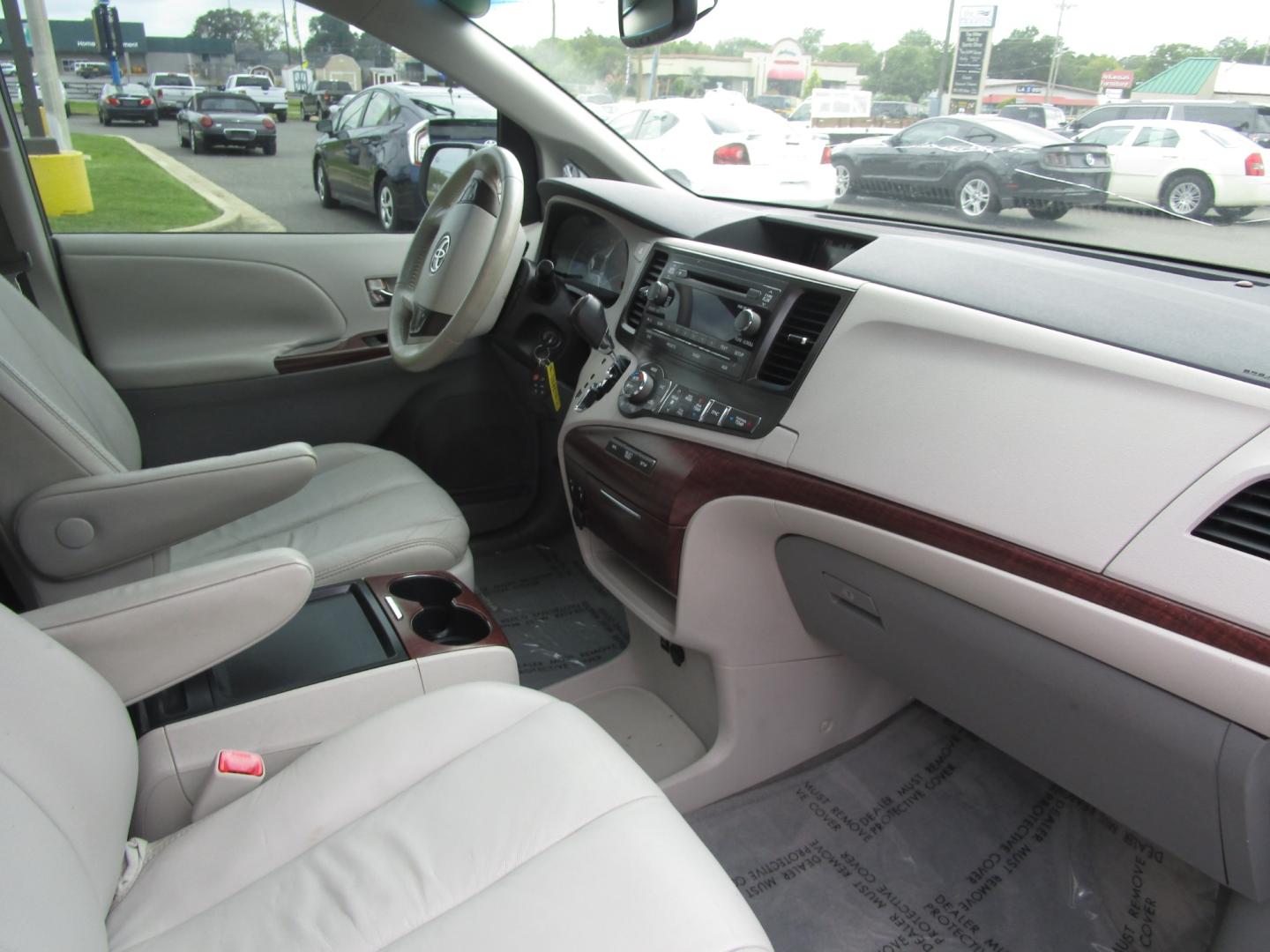 2011 WHITE /GRAY LEATHER Toyota Sienna Limited 7-Pass V6 (5TDYK3DC2BS) with an 3.5L V6 EFI DOHC 24V engine, 5-Speed Automatic transmission, located at 1814 Albert Pike Road, Hot Springs, AR, 71913, (501) 623-1717, 34.494228, -93.094070 - Photo#8