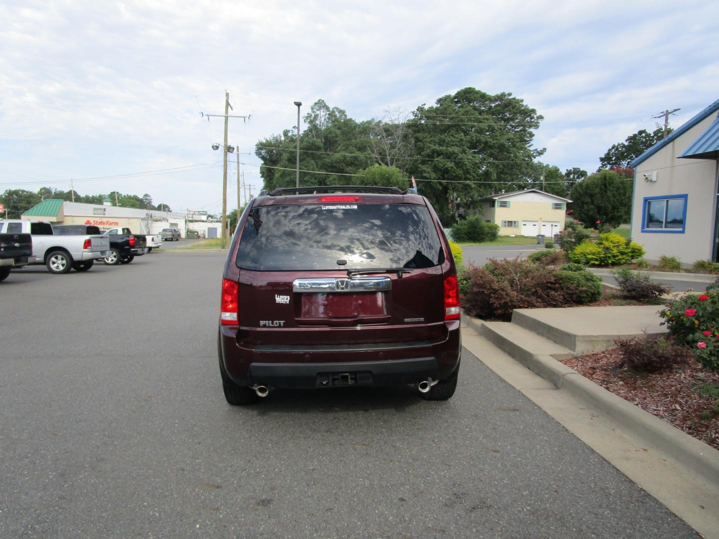 2011 MAROON Honda Pilot Touring 2WD 5-Spd AT with DVD (5FNYF3H96BB) with an 3.5L V6 SOHC 24V engine, 5-Speed Automatic transmission, located at 1814 Albert Pike Road, Hot Springs, AR, 71913, (501) 623-1717, 34.494228, -93.094070 - 2011 Honda Pilot Touring 4 Door SUV 3.5L V6 F SOHC 24V Gasoline Front Wheel Drive. 3rd Row Seating. - Photo#2