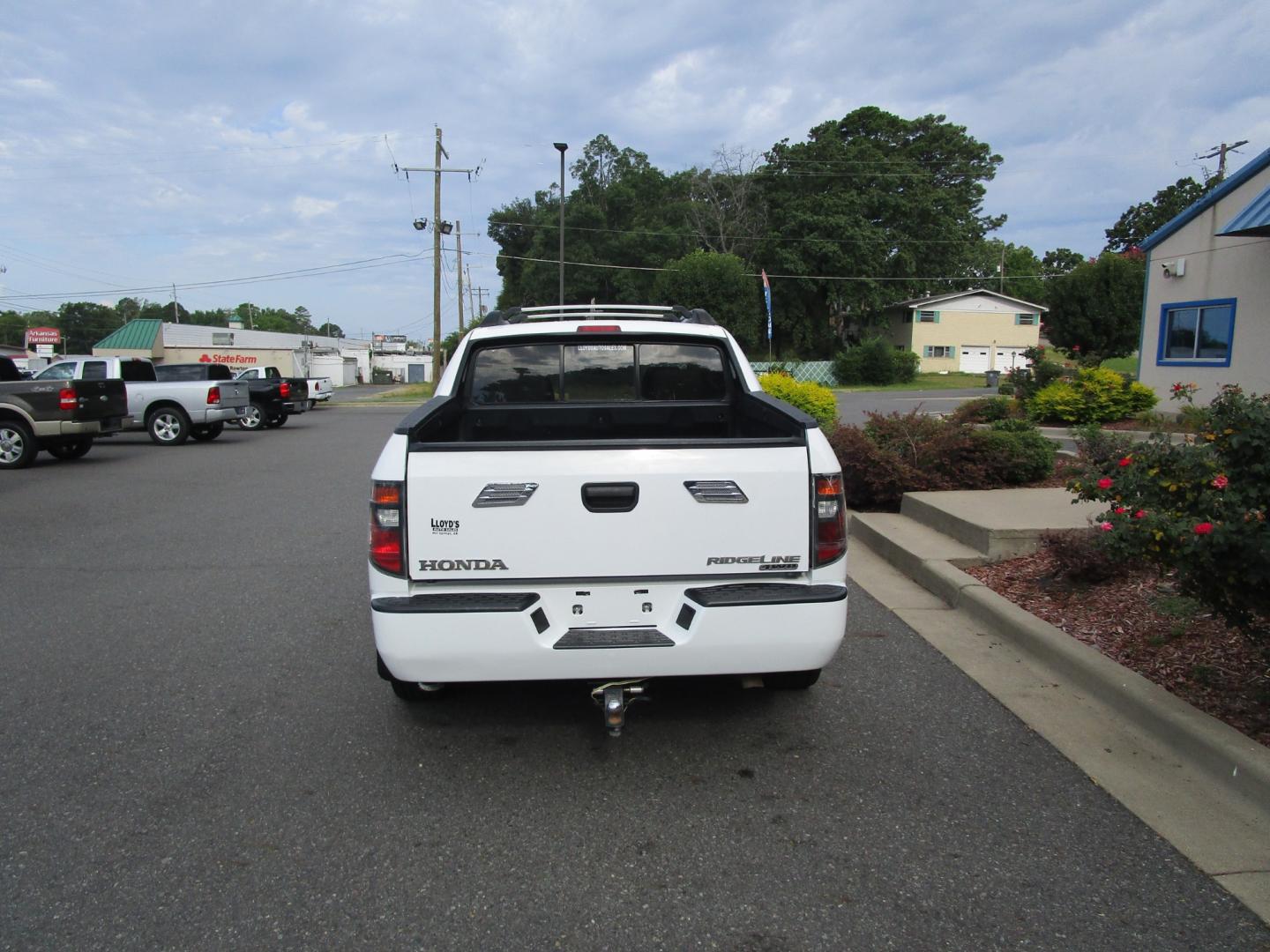 2007 WHITE Honda Ridgeline RT (2HJYK16207H) with an 3.5L V6 SOHC 24V engine, 5-Speed Automatic Overdrive transmission, located at 1814 Albert Pike Road, Hot Springs, AR, 71913, (501) 623-1717, 34.494228, -93.094070 - Photo#2