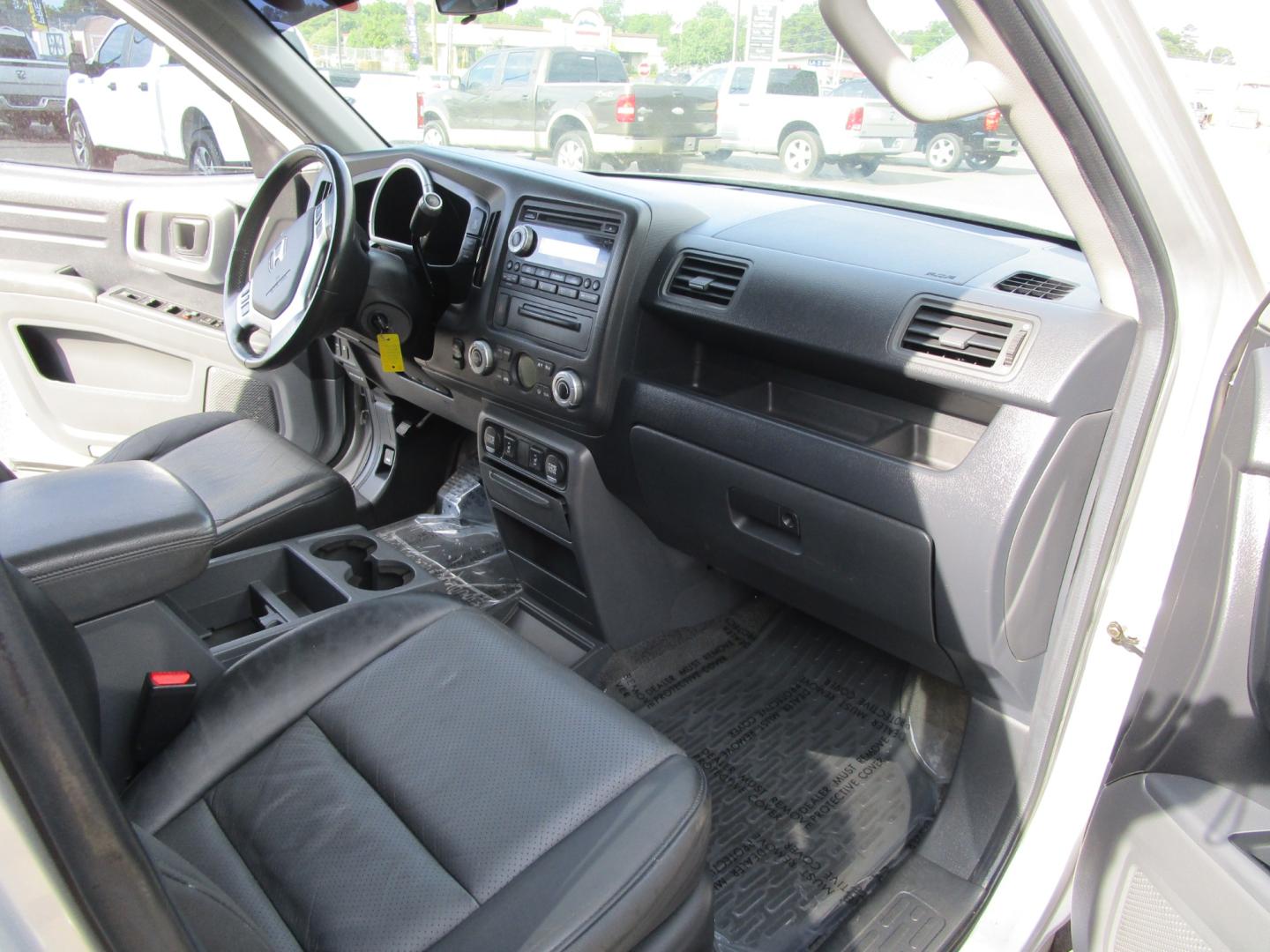 2006 SILVER Honda Ridgeline RTL (2HJYK16576H) with an 3.5L V6 SOHC 24V engine, 5-Speed Automatic Overdrive transmission, located at 1814 Albert Pike Road, Hot Springs, AR, 71913, (501) 623-1717, 34.494228, -93.094070 - Photo#6