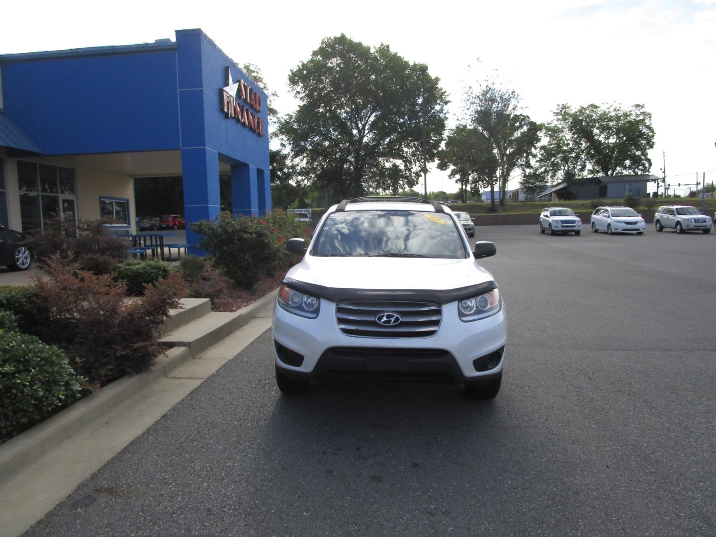 2012 WHITE /Gray / Cloth Hyundai Santa Fe GLS 2.4 FWD (5XYZG3AB3CG) with an 2.4L L4 DOHC 16V engine, 6-Speed Automatic transmission, located at 1814 Albert Pike Road, Hot Springs, AR, 71913, (501) 623-1717, 34.494228, -93.094070 - Photo#1