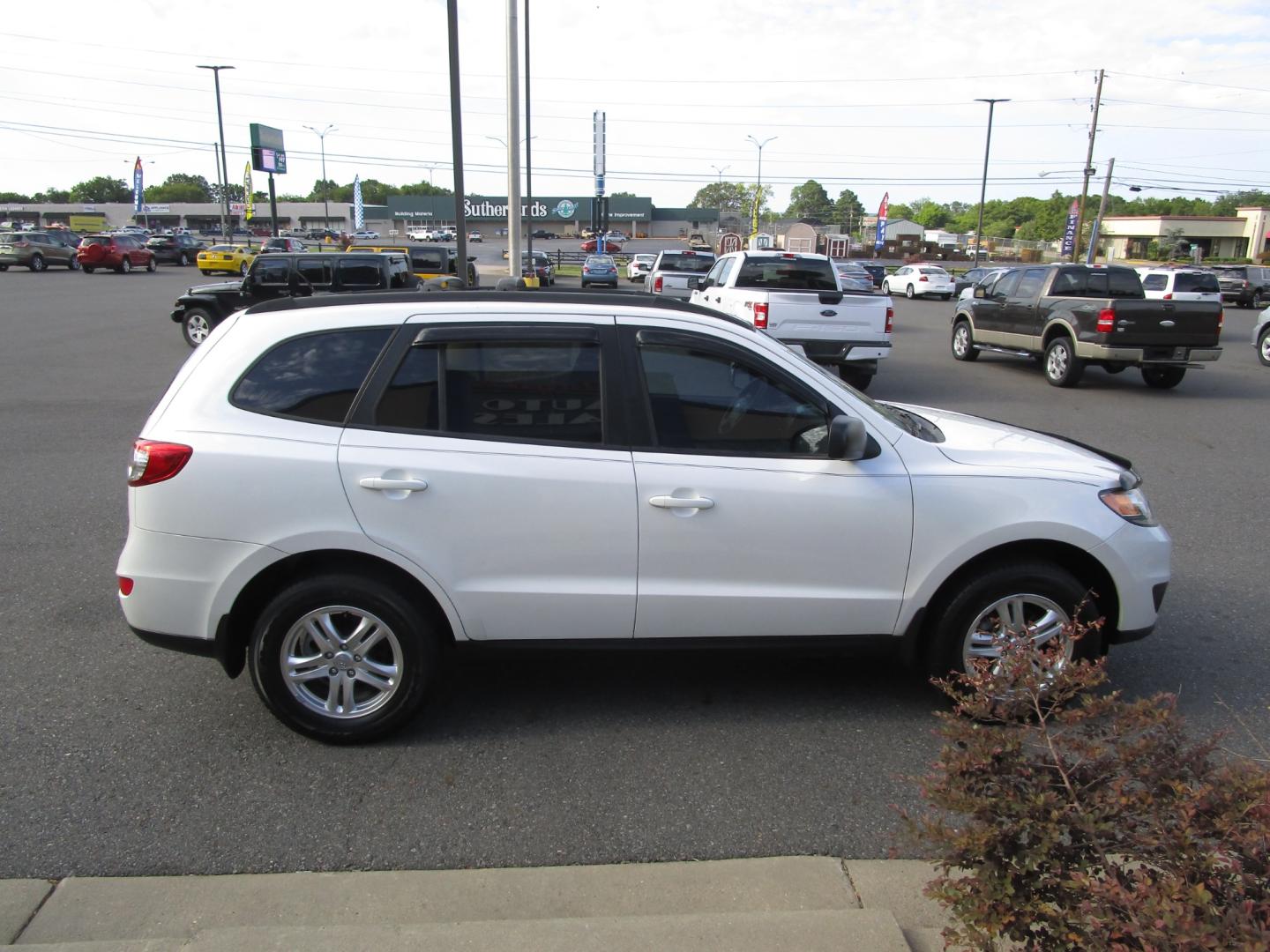 2012 WHITE /Gray / Cloth Hyundai Santa Fe GLS 2.4 FWD (5XYZG3AB3CG) with an 2.4L L4 DOHC 16V engine, 6-Speed Automatic transmission, located at 1814 Albert Pike Road, Hot Springs, AR, 71913, (501) 623-1717, 34.494228, -93.094070 - Photo#2