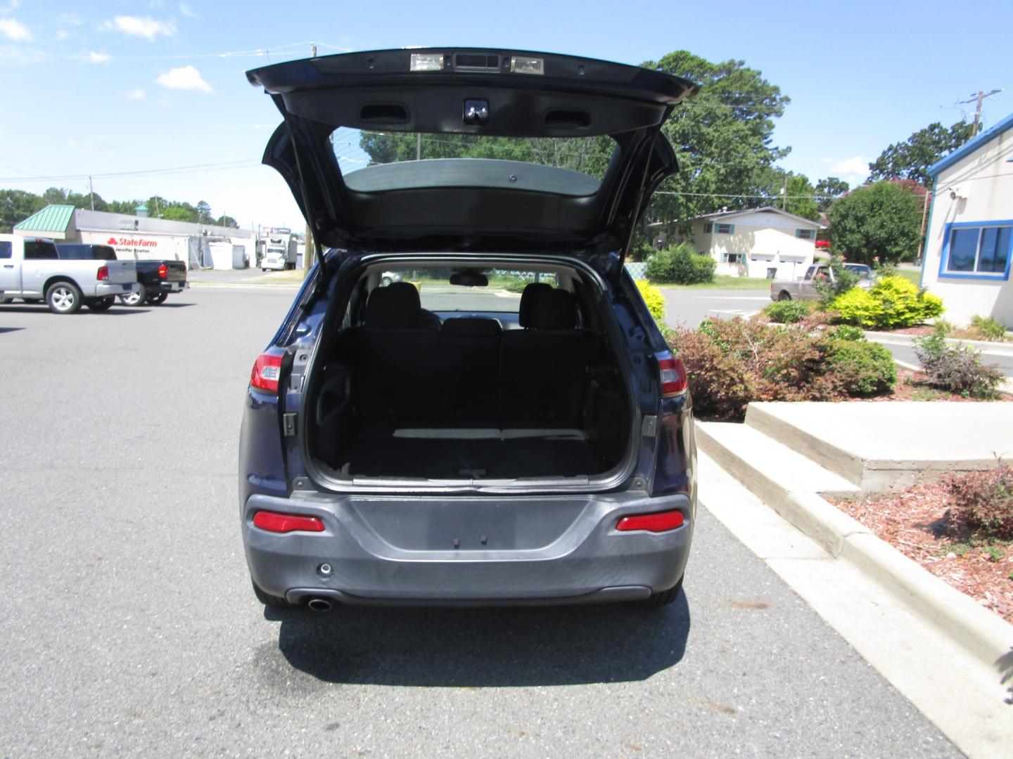 2015 Blue /Gray / Cloth Jeep Cherokee Sport FWD (1C4PJLAB2FW) with an 2.4L L4 DOHC 16V engine, 9-Speed Automatic transmission, located at 1814 Albert Pike Road, Hot Springs, AR, 71913, (501) 623-1717, 34.494228, -93.094070 - This 2015 Jeep Cherokee Sport is in great condition. FWD 2.4L 4 cylinder 16v engine 9 speed automatic. Standard features include: anti-lock 4-wheel disc brakes. Keyless entry with panic alarm. Electronic roll mitigation. All speed traction control. Brake stability control. Hill start assist. T - Photo#4