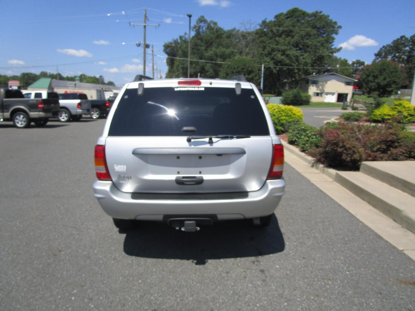 2004 SILVER /Black/Cloth Jeep Grand Cherokee Columbia Edition 4WD (1J4GW48SX4C) with an 4.0L L6 OHV 12V engine, located at 1814 Albert Pike Road, Hot Springs, AR, 71913, (501) 623-1717, 34.494228, -93.094070 - Photo#3