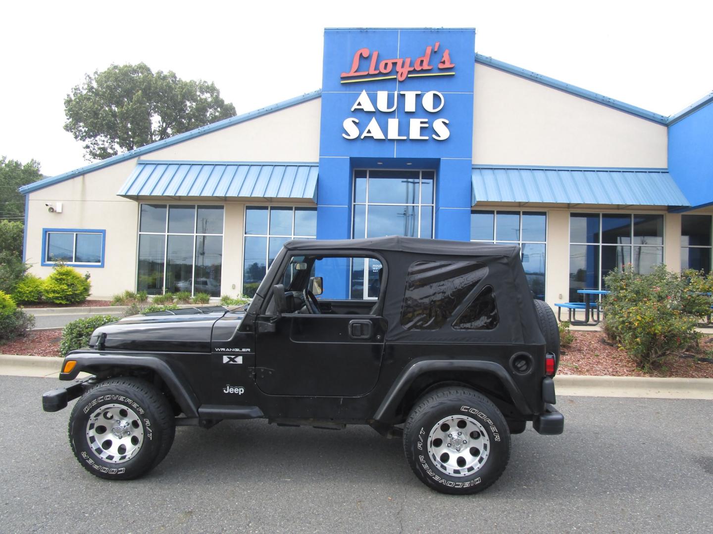 2002 BLACK /Black/Cloth Jeep Wrangler X (1J4FA39S42P) with an 4.0L L6 OHV 12V engine, located at 1814 Albert Pike Road, Hot Springs, AR, 71913, (501) 623-1717, 34.494228, -93.094070 - 2002 Jeep Wrangler X 4.0L 16 F Gasoline Rear Wheel Drive 4X4 5 Speed Manual - Photo#0