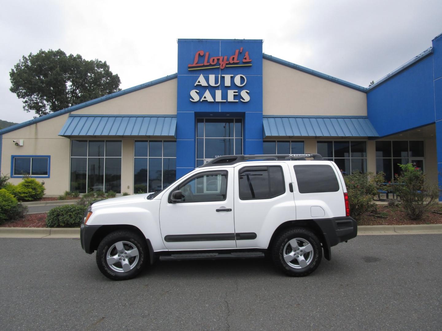 2007 WHITE /Black/Cloth Nissan Xterra OR 4WD (5N1AN08W17C) with an 4.0L V6 DOHC 24V engine, located at 1814 Albert Pike Road, Hot Springs, AR, 71913, (501) 623-1717, 34.494228, -93.094070 - Photo#0