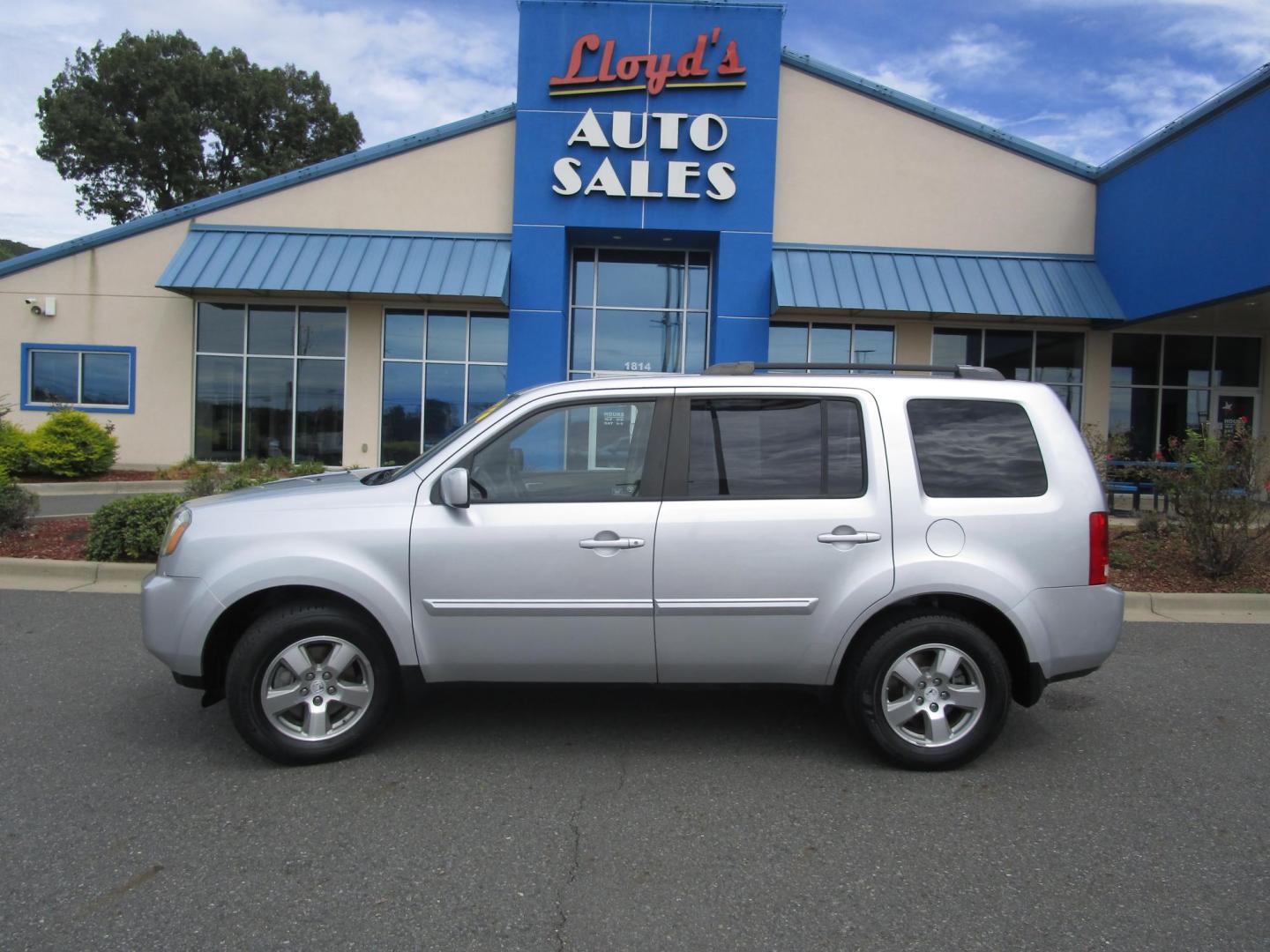 2011 SILVER /GRAY LEATHER Honda Pilot EX-L 4WD 5-Spd AT (5FNYF4H53BB) with an 3.5L V6 SOHC 24V engine, 5-Speed Automatic transmission, located at 1814 Albert Pike Road, Hot Springs, AR, 71913, (501) 623-1717, 34.494228, -93.094070 - Photo#0