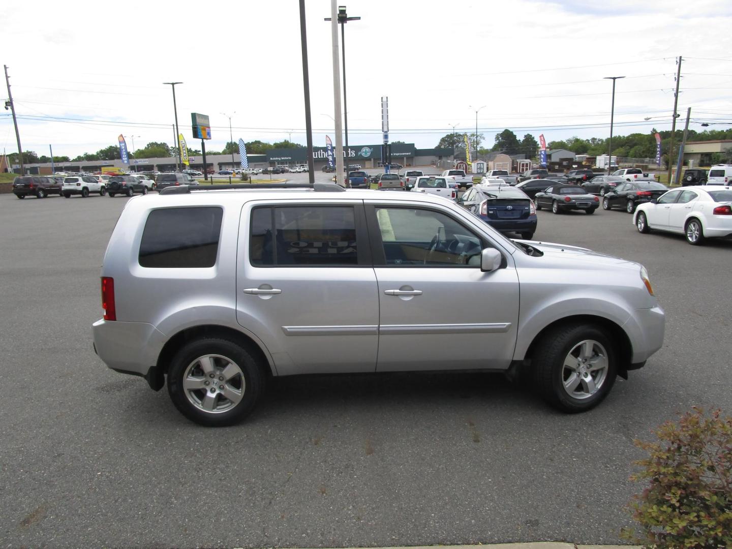 2011 SILVER /GRAY LEATHER Honda Pilot EX-L 4WD 5-Spd AT (5FNYF4H53BB) with an 3.5L V6 SOHC 24V engine, 5-Speed Automatic transmission, located at 1814 Albert Pike Road, Hot Springs, AR, 71913, (501) 623-1717, 34.494228, -93.094070 - Photo#2