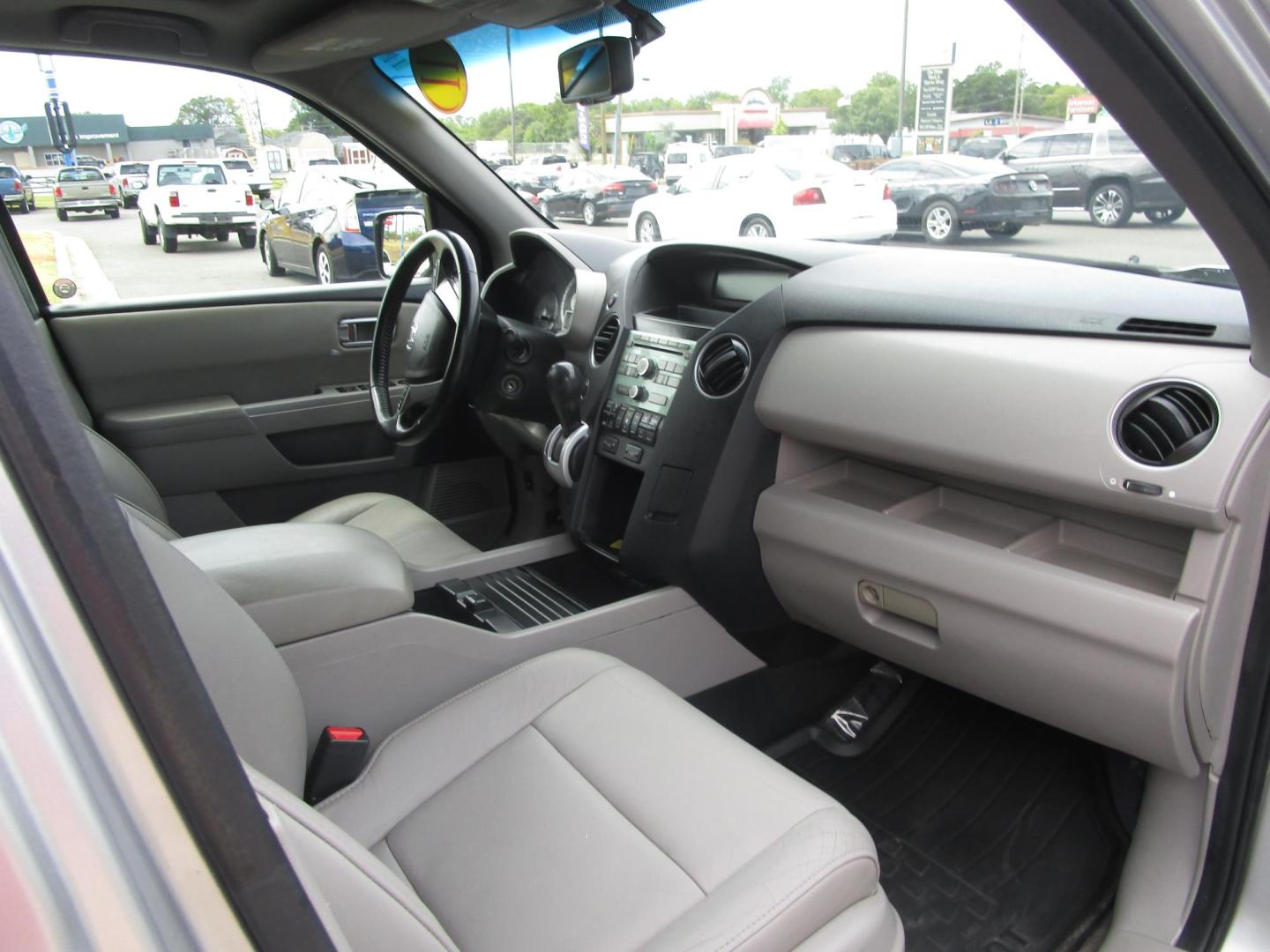 2011 SILVER /GRAY LEATHER Honda Pilot EX-L 4WD 5-Spd AT (5FNYF4H53BB) with an 3.5L V6 SOHC 24V engine, 5-Speed Automatic transmission, located at 1814 Albert Pike Road, Hot Springs, AR, 71913, (501) 623-1717, 34.494228, -93.094070 - Photo#5