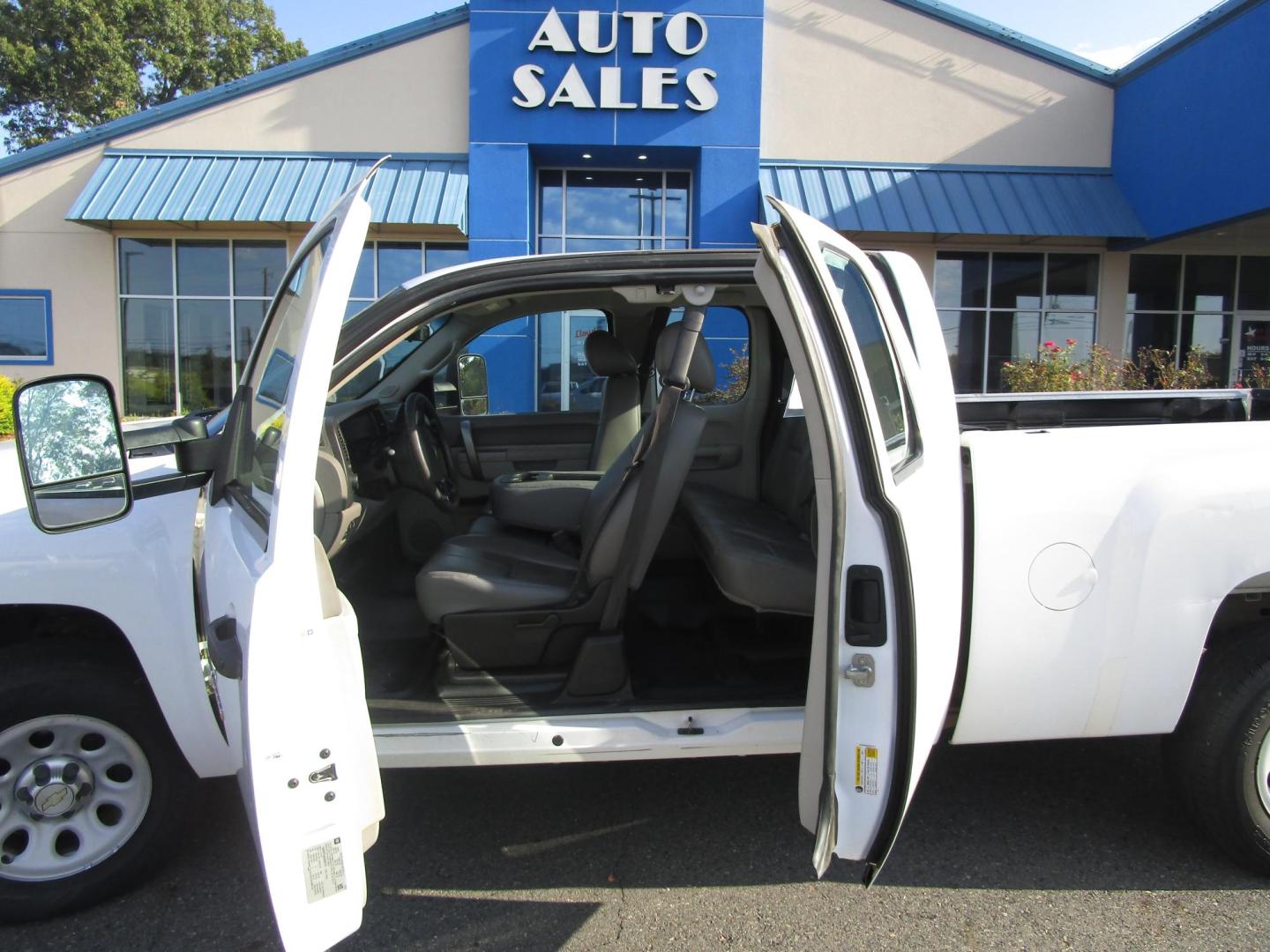 2012 WHITE /GRAY LEATHER Chevrolet Silverado 1500 Work Truck Ext. Cab 2WD (1GCRCPEA8CZ) with an 4.8L V8 OHV 16V engine, 4-Speed Automatic transmission, located at 1814 Albert Pike Road, Hot Springs, AR, 71913, (501) 623-1717, 34.494228, -93.094070 - This is a One Owner 2012 Chevy Silverado 1500 Work Truck, 4 door Extended cab. It has a 4.8L V8 F OHV 16V 4 speed Automatic Transmission and Rear Wheel Drive. This truck is in great shape. No accidents or damage reported to Carfax. - Photo#5