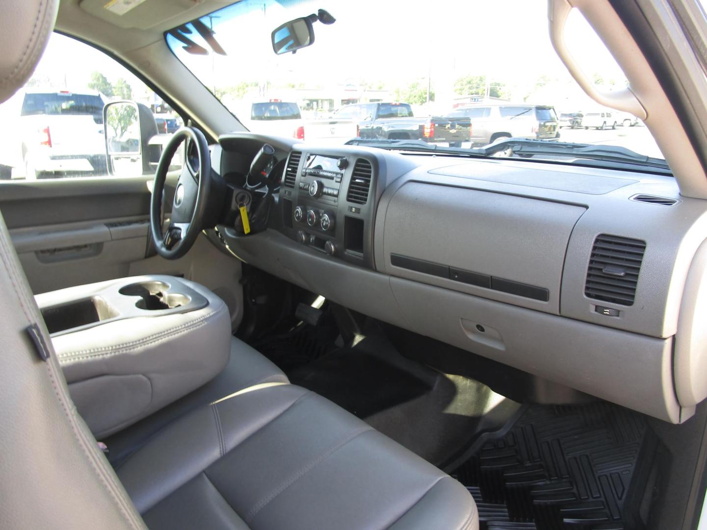 2012 WHITE /GRAY LEATHER Chevrolet Silverado 1500 Work Truck Ext. Cab 2WD (1GCRCPEA8CZ) with an 4.8L V8 OHV 16V engine, 4-Speed Automatic transmission, located at 1814 Albert Pike Road, Hot Springs, AR, 71913, (501) 623-1717, 34.494228, -93.094070 - This is a One Owner 2012 Chevy Silverado 1500 Work Truck, 4 door Extended cab. It has a 4.8L V8 F OHV 16V 4 speed Automatic Transmission and Rear Wheel Drive. This truck is in great shape. No accidents or damage reported to Carfax. - Photo#7