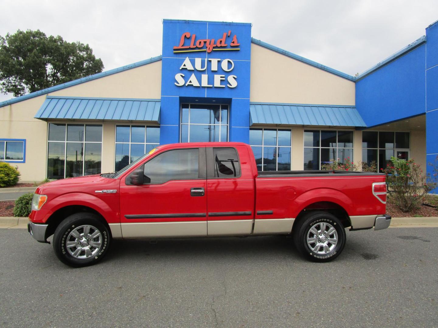 2009 RED /Tan / Cloth Ford F-150 Lariat SuperCab 5.5-ft. Bed 2WD (1FTRX12899K) , 4-Speed Automatic transmission, located at 1814 Albert Pike Road, Hot Springs, AR, 71913, (501) 623-1717, 34.494228, -93.094070 - Photo#0