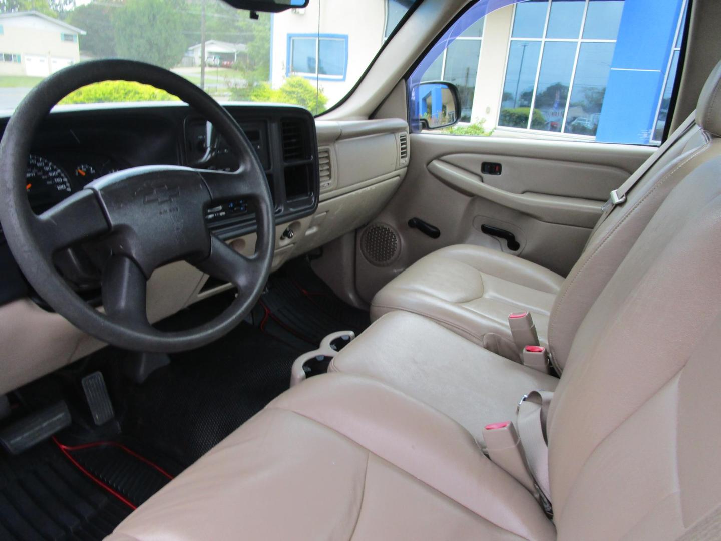 2005 GOLD Chevrolet Silverado 1500 Long Bed 2WD (1GCEC14X25Z) with an 4.3L V6 OHV 12V engine, located at 1814 Albert Pike Road, Hot Springs, AR, 71913, (501) 623-1717, 34.494228, -93.094070 - ONE OWNER! 2005 CHEVROLET SILVERADO 1500. NO ACCIDENTS OR DAMAGE REPORTED TO CARFAX. 4.3L V6 REAR WHEEL DRIVE PICK UP TRUCK. - Photo#4