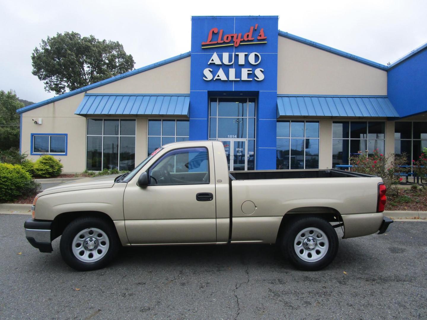 2005 GOLD Chevrolet Silverado 1500 Long Bed 2WD (1GCEC14X25Z) with an 4.3L V6 OHV 12V engine, located at 1814 Albert Pike Road, Hot Springs, AR, 71913, (501) 623-1717, 34.494228, -93.094070 - ONE OWNER! 2005 CHEVROLET SILVERADO 1500. NO ACCIDENTS OR DAMAGE REPORTED TO CARFAX. 4.3L V6 REAR WHEEL DRIVE PICK UP TRUCK. - Photo#0