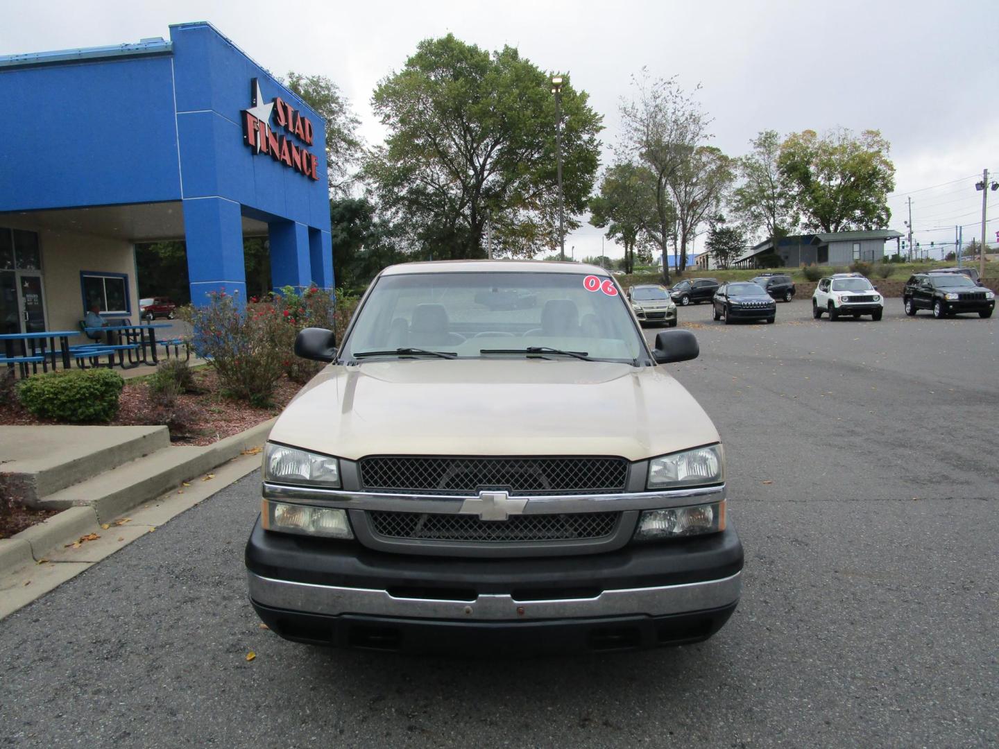 2005 GOLD Chevrolet Silverado 1500 Long Bed 2WD (1GCEC14X25Z) with an 4.3L V6 OHV 12V engine, located at 1814 Albert Pike Road, Hot Springs, AR, 71913, (501) 623-1717, 34.494228, -93.094070 - ONE OWNER! 2005 CHEVROLET SILVERADO 1500. NO ACCIDENTS OR DAMAGE REPORTED TO CARFAX. 4.3L V6 REAR WHEEL DRIVE PICK UP TRUCK. - Photo#1